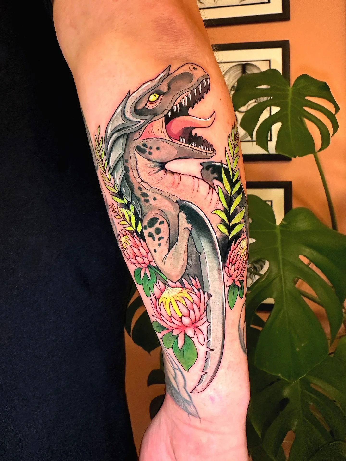 Skikkelig g&oslash;y &aring; lage et design basert p&aring; beskrivelser fra en bok! Dinosaurer med sverdarmer og rustning var ikke p&aring; bingokortet mitt i &aring;r, men her er vi. 🦖 Tusen takk 🙏
.
Booker n&aring; januar og februar 2026, send e