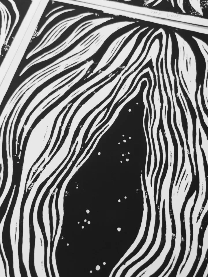 Nye trykk og nye smykker til Julemarkedet i dag! Jeg vil ogs&aring; ha smeltedamene, Persistence serien og Ambrosia t-skjortene tilgjengelig 🖤 

Det nye trykket &laquo;The Void&raquo; er et lino-trykk, h&aring;nddekorert, nummerert og signert, limit