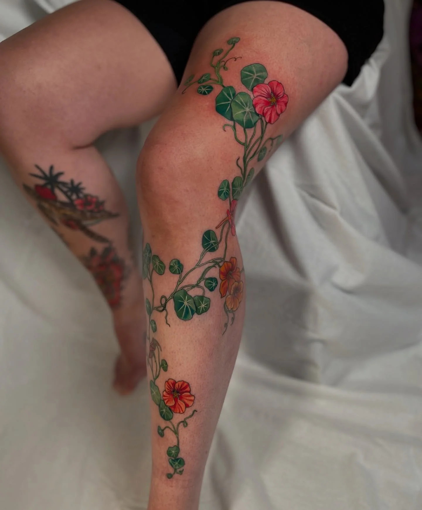 Blomkarse 🖤 spiselig og vakker! Denne brukte vi tre sessions p&aring;, linjer, farger p&aring; legg og tilslutt farger fra kneet og opp. 
Tusen takk for at jeg fikk lage denne p&aring; deg @hegesaurus 🖤

Booker n&aring; januar og utover.
Booking: L