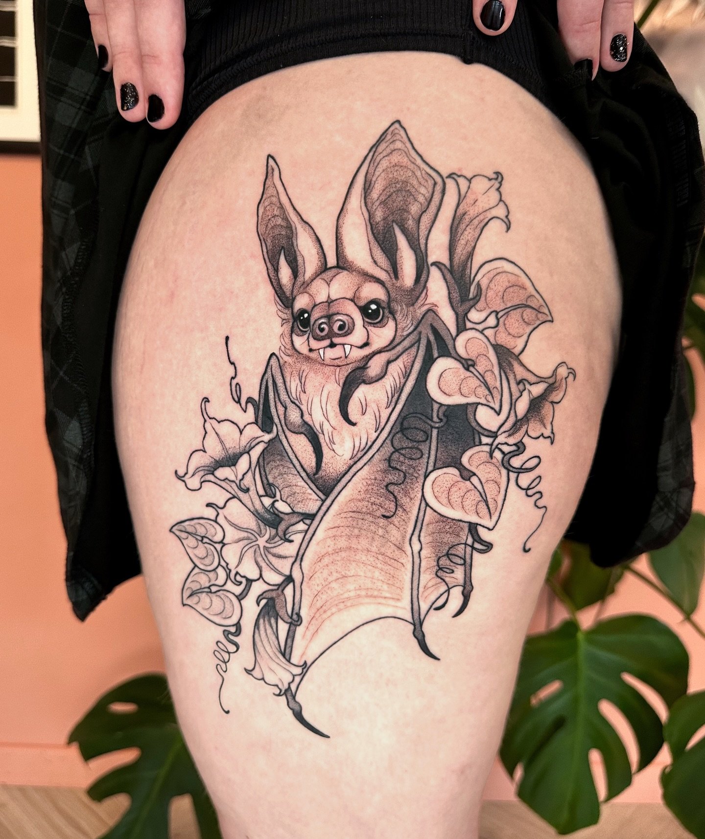 Flaggermus og petunia jeg lagde tidligere i &aring;r. 🦇
Ser frem til flere dyretatoveringer i 2026!
.
Booker n&aring; februar og mars 2026, send en DM for &aring; booke. ✨
.
#battattoo #animaltattoo #blackandgreytattoo #norwaytattoo #oslotattoo