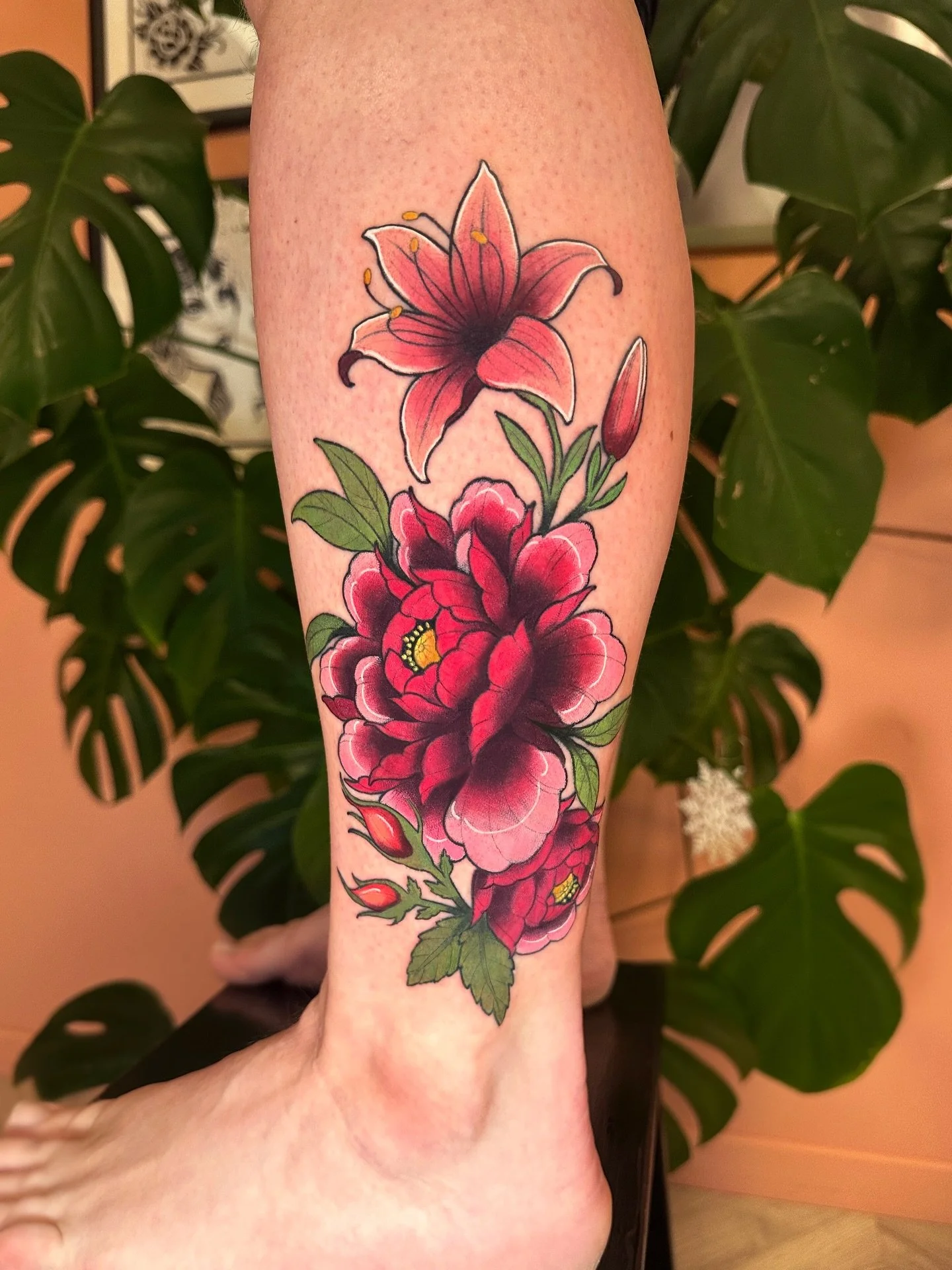 >>>Hold p&aring; prikkene og dra fingeren frem og tilbake for &aring; se den gamle tatoveringen bli skjult av den nye!>>>
.
Coverup av en liten, men krevende plassert tatovering.
Tusen takk for tilliten! 🙏
.
#coverup #tattoo #norwa