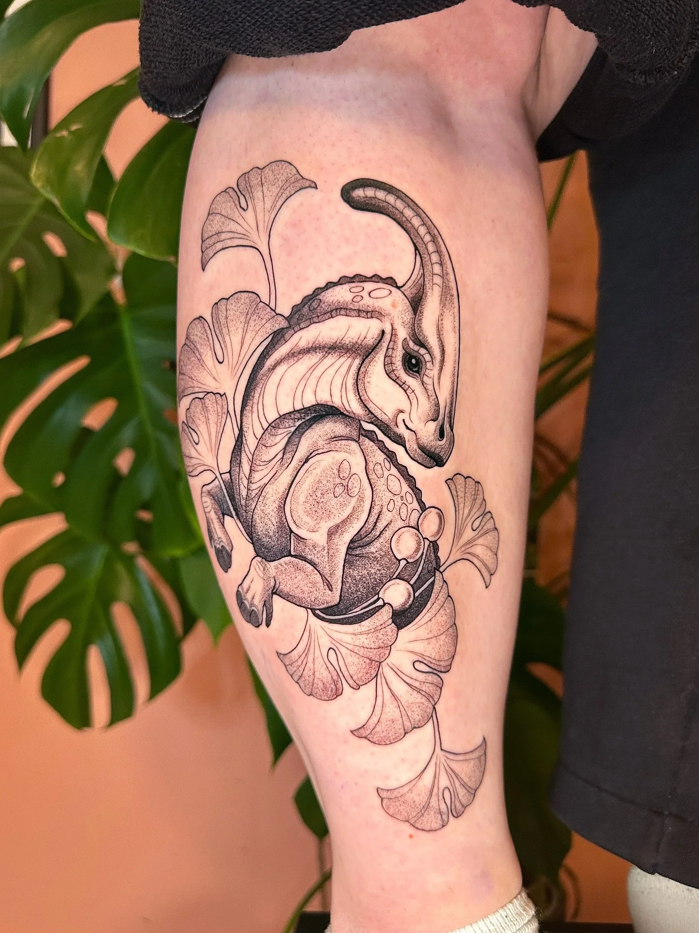 Vinneren av giveawayen &oslash;nsket seg en parasaurolophus med prehistoriske planter, og da passet det perfekt med ginkgo! Tusen takk for g&oslash;y design og g&oslash;y time. 🥰
Jeg vil alltid tatovere flere dinosaurer!
Send meg en DM for &aring; b