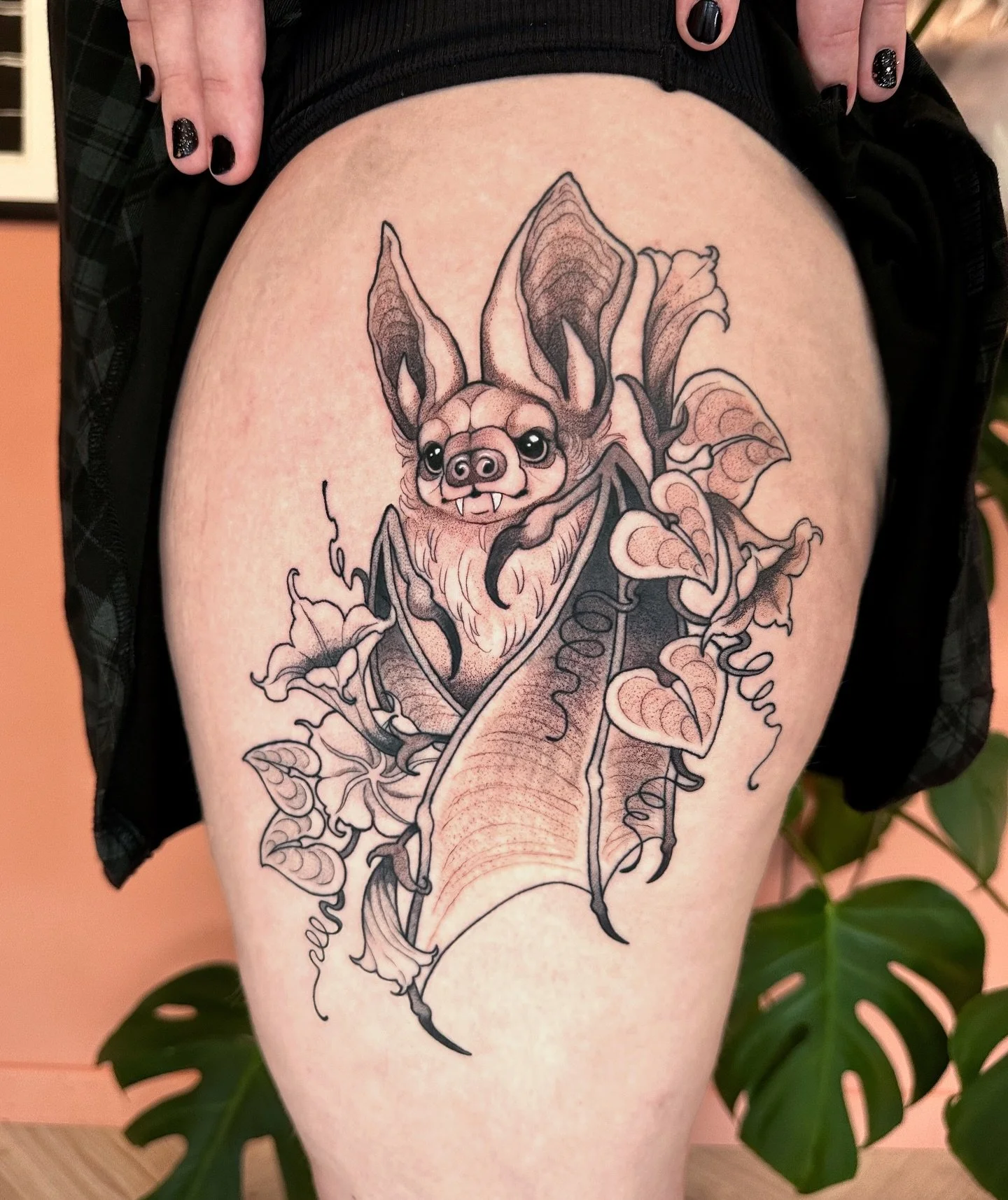 Flaggermus og petunia jeg lagde tidligere i &aring;r. 🦇
Ser frem til flere dyretatoveringer i 2026!
.
Booker n&aring; februar og mars 2026, send en DM for &aring; booke. ✨
.
#battattoo #animaltattoo #blackandgreytattoo #norwaytattoo #oslotattoo