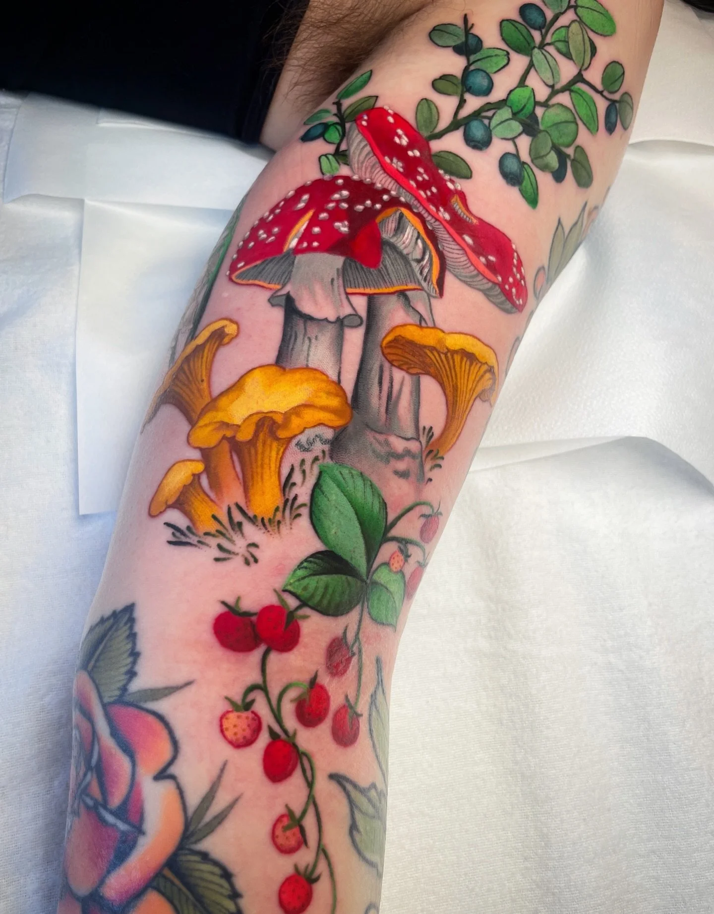 P&aring; to dager fikk vi laget dette og liljekonvall som gjemmer seg p&aring; baksiden. Neste gang skal vi sy alt litt mer sammen og starte p&aring; skulderen.
Takk for at du holdt ut med meg to dager p&aring; rad @heddaskovdahl 🖤

Booker april og 