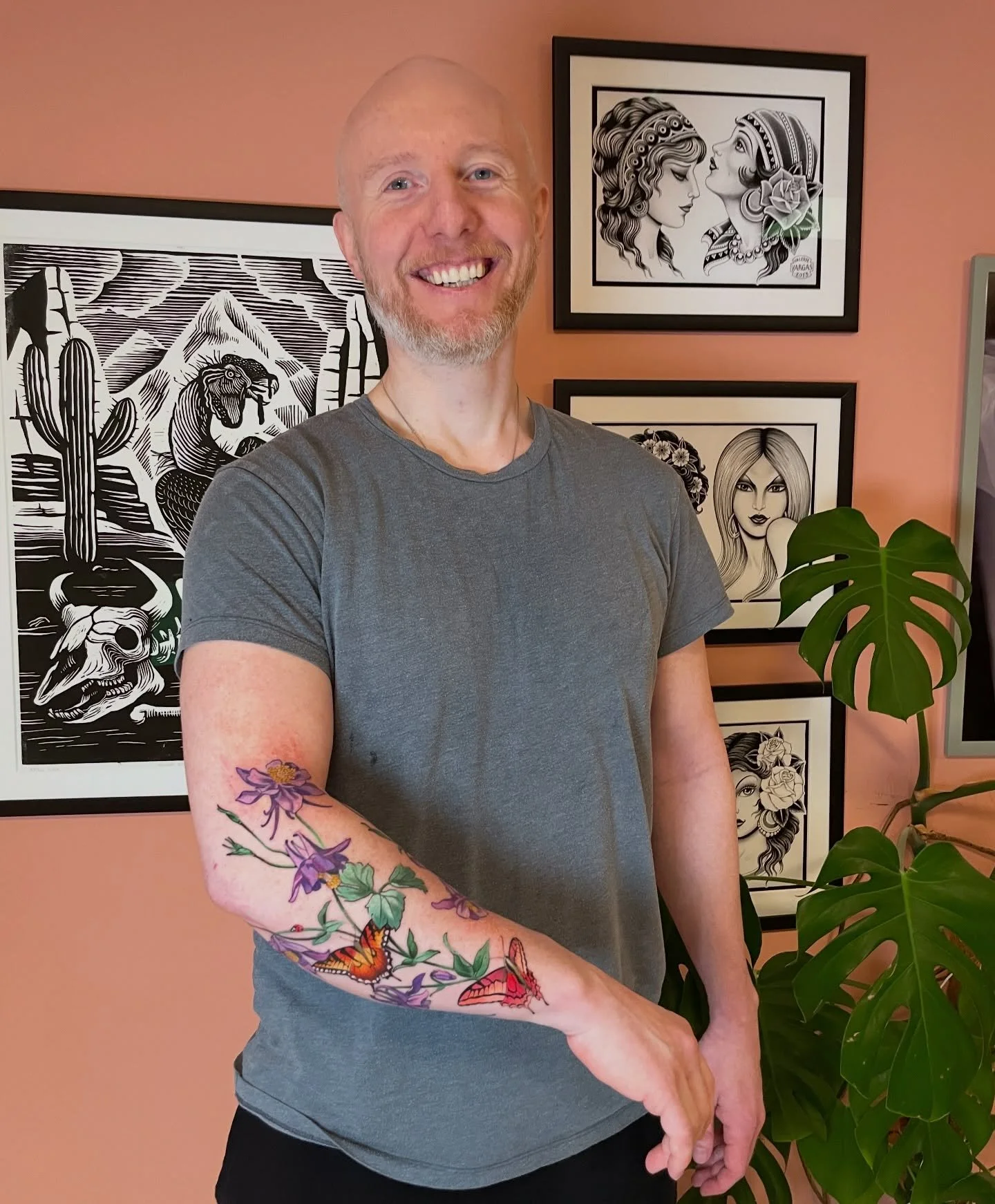 Lars kontaktet meg og var ikke helt sikker p&aring; hva han ville ha, men etter to konsultasjoner og litt e-poster fram og tilbake s&aring; fant vi ut av det! 
Akeleie og sommerfugler landet vi p&aring;, s&aring; blir det muligens mer oppover armen e