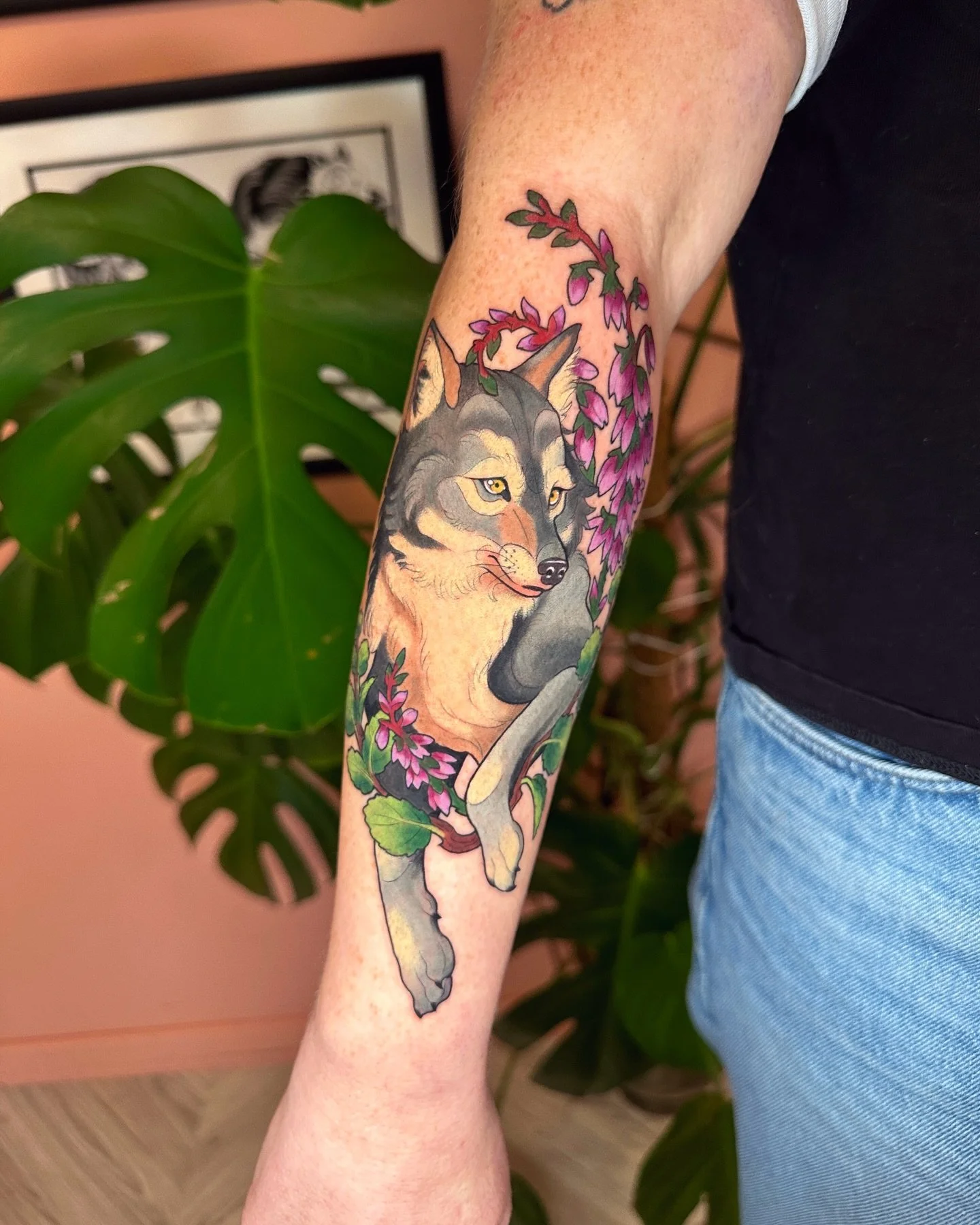 Ulv, r&oslash;sslyng og dvergbj&oslash;rk 🐺🌿
.
Blir aldri lei dyr + plantekombinasjoner, enten en del av norsk fauna og flora eller fra andre land. 
Send meg en DM for &aring; booke din neste dyretatovering! ✨
.
#wolftattoo #animaltattoo #floraltat