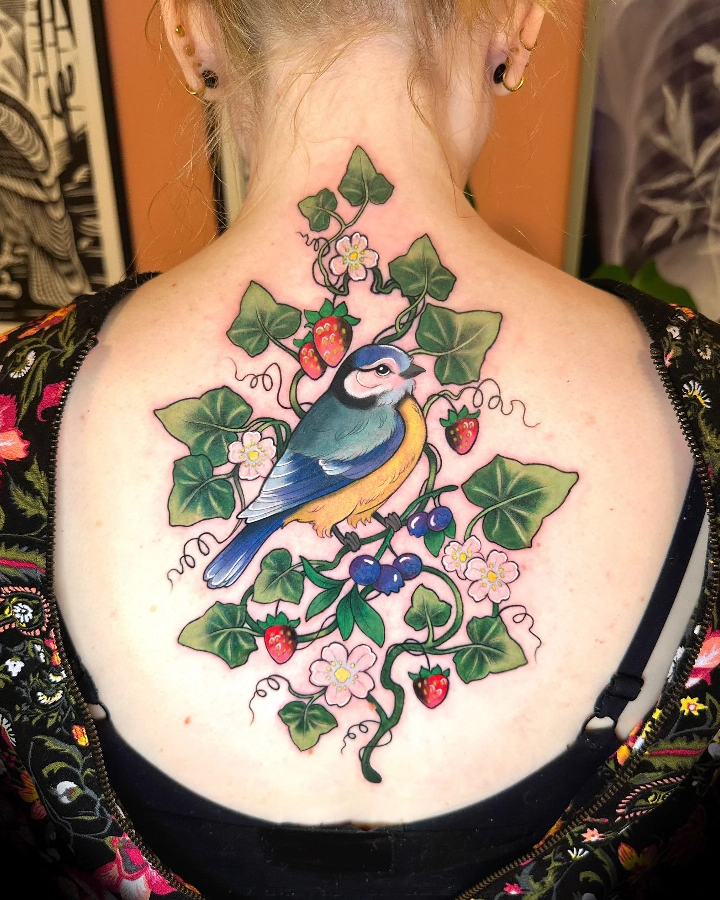 Bl&aring;meis, ef&oslash;y, b&aelig;r og blomster jeg gjorde for en stund tilbake men glemte helt &aring; poste. Tusen takk!🥰
.
#colortattoo #birdtattoo #ivytattoo #oslotattoo #norway