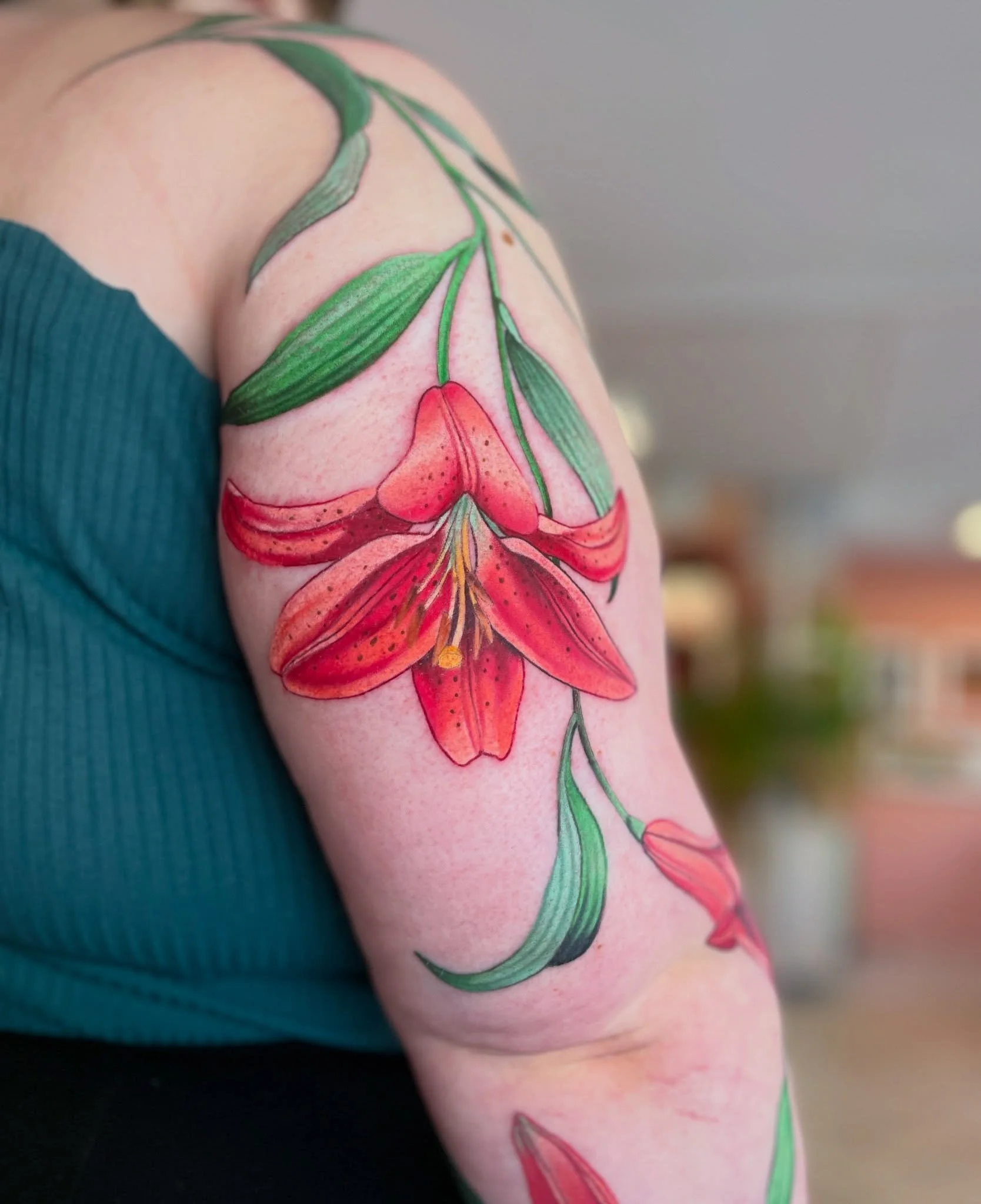 Denne lilje-armen lagde jeg og Susanne p&aring; to sessions, alt under den store blomsten er grodd.
Dette designet er tatt fra mine ledige design, setter alltid pris p&aring; n&aring;r dere vil ha en av de🥰

Har blitt veldig glad i &aring; lage st&o