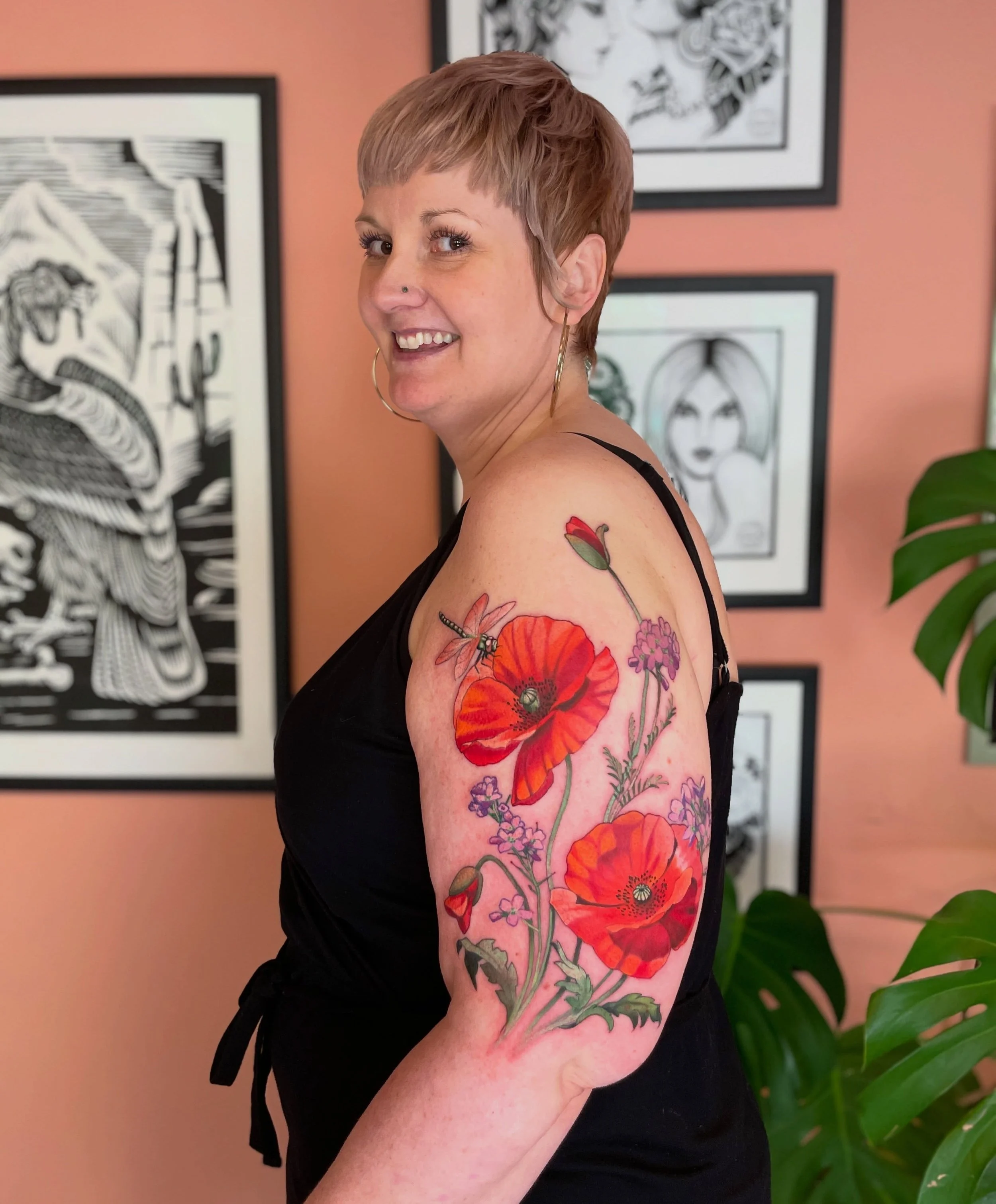 Min tredje tatovering p&aring; fantastiske Therese! 
Dette er starten p&aring; en hel arm, fortsettelse f&oslash;lger til h&oslash;sten.
Valmuer, Engkarse og en liten &oslash;yenstikker 🖤

Booking: LinnAasne@gmail.com
@ambrosia.studioo 

#poppyflowe