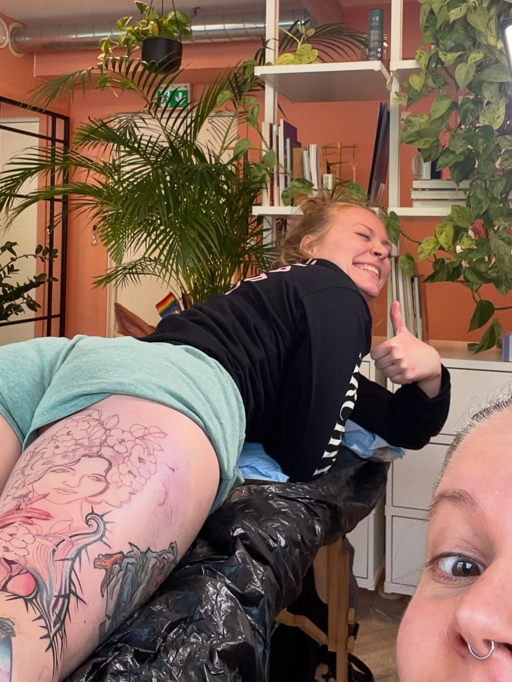 Takk for at jeg fikk pirke deg i knehasen i dag Helene! Du er r&aring;🖤
Fortsettelse f&oslash;lger.

Booking: LinnAasne@gmail.com
@ambrosia.studioo 

#queertattooartist #ladyfacetattoo #surealismtattoo #oslotattooartist #wierdart