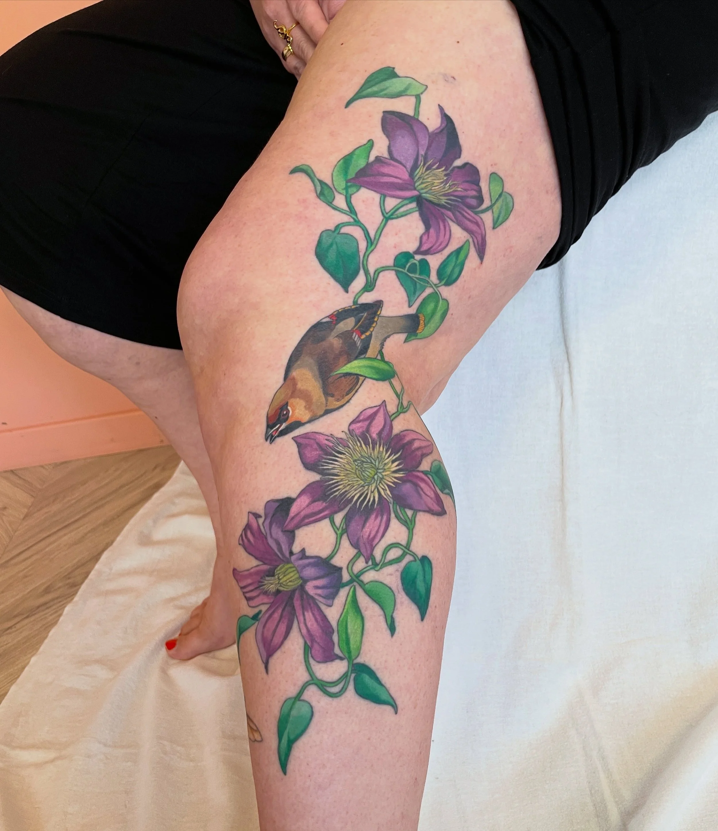 To grodde p&aring; Therese, Valmuer og Stillits (siste slide) er over et &aring;r gammel.
Klematis og Sidensvans er et halvt &aring;r gammel. 

Booking: LinnAasne@gmail.com
@ambrosia.studioo 

#healedtattoo #groddtatovering #queertattooartist #klemat