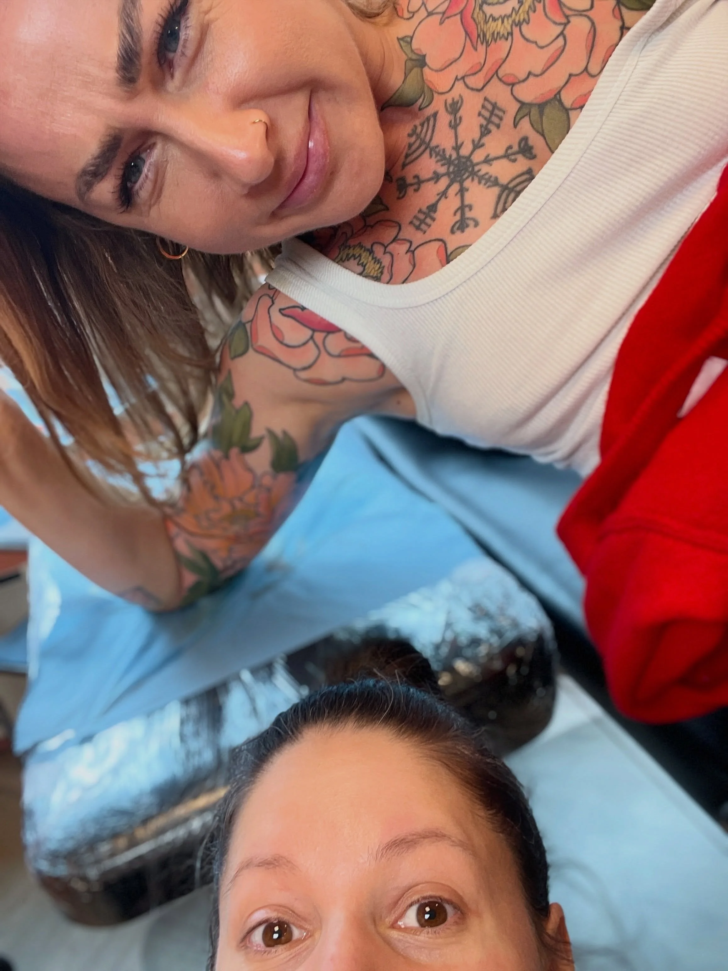 Ferdig med @aasethmari sin overarm!! Skal f&aring; tatt noen ordentlige bilder av hele armen neste gang vi sees🖤
Blomstene p&aring; brystet er ogs&aring; laget av meg, de er litt over et &aring;r gamle.

Booking: LinnAasne@gmail.com
@ambrosia.studio