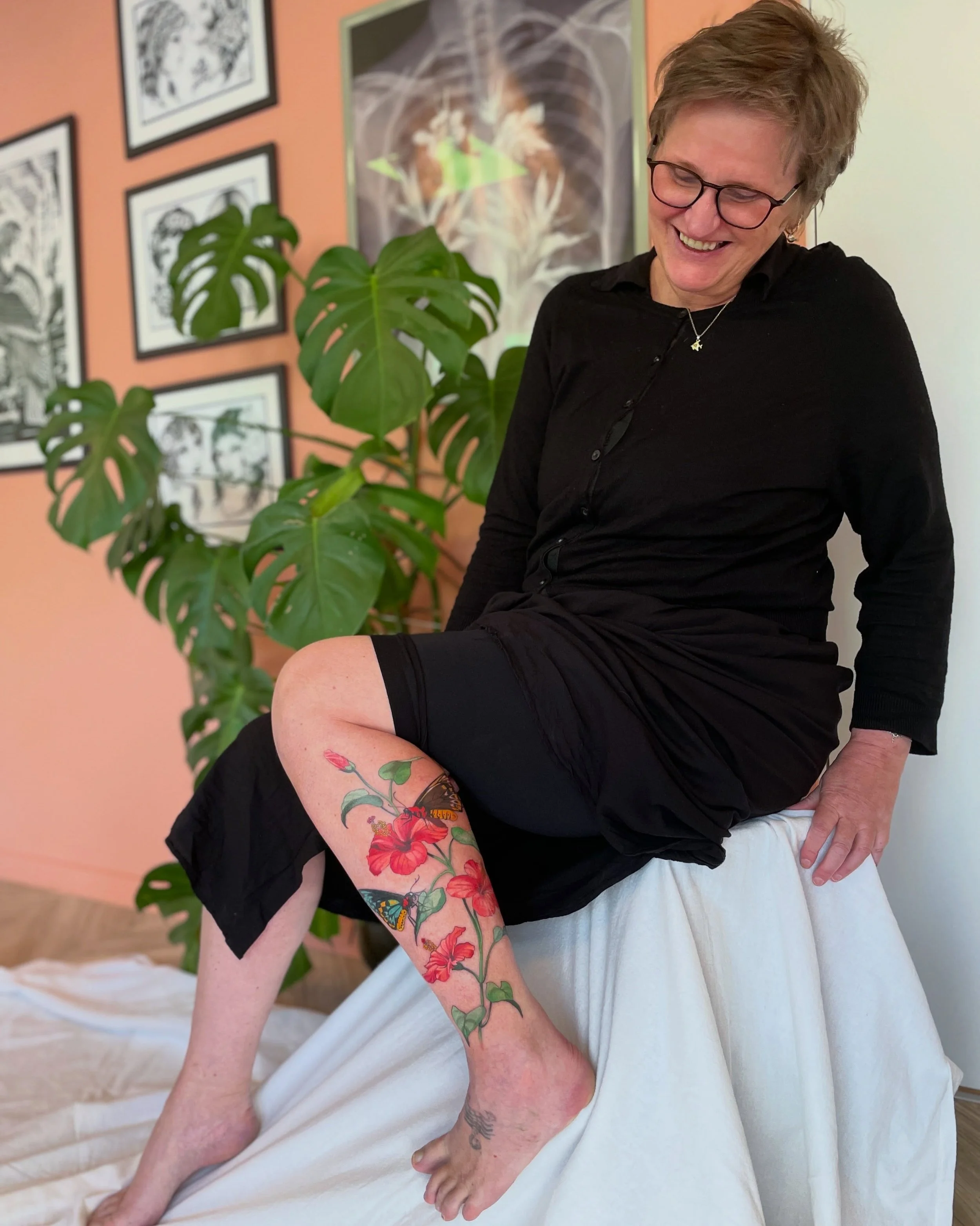Et lite minne fra Astrid sitt tre &aring;r lange forsker opphold i Papua Ny-Guinea! 
Birdwing-sommerfugl og Hibiskus.
Den kule skorpionen er fra 1986, akkurat to &aring;r eldre en meg 🖤

Tusen takk Astrid, du er r&aring;!

Booking: LinnAasne@gmail.c