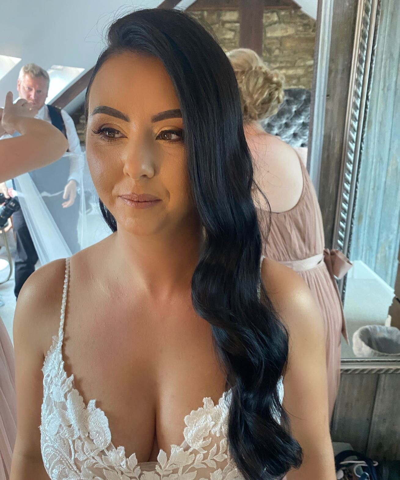 L I S A👰🏻&zwj;♀️💍⁣⁣
⁣⁣
I LOVED creating this glamorous hollywood wave on Lisa&rsquo;s hair for her wedding day! ⁣⁣
⁣⁣
Doesn&rsquo;t she look breathtakingly beautiful😍⁣⁣
As do her gorgeous bridesmaids💛⁣⁣
⁣⁣
#southcauseyinnweddings #weddinghairins