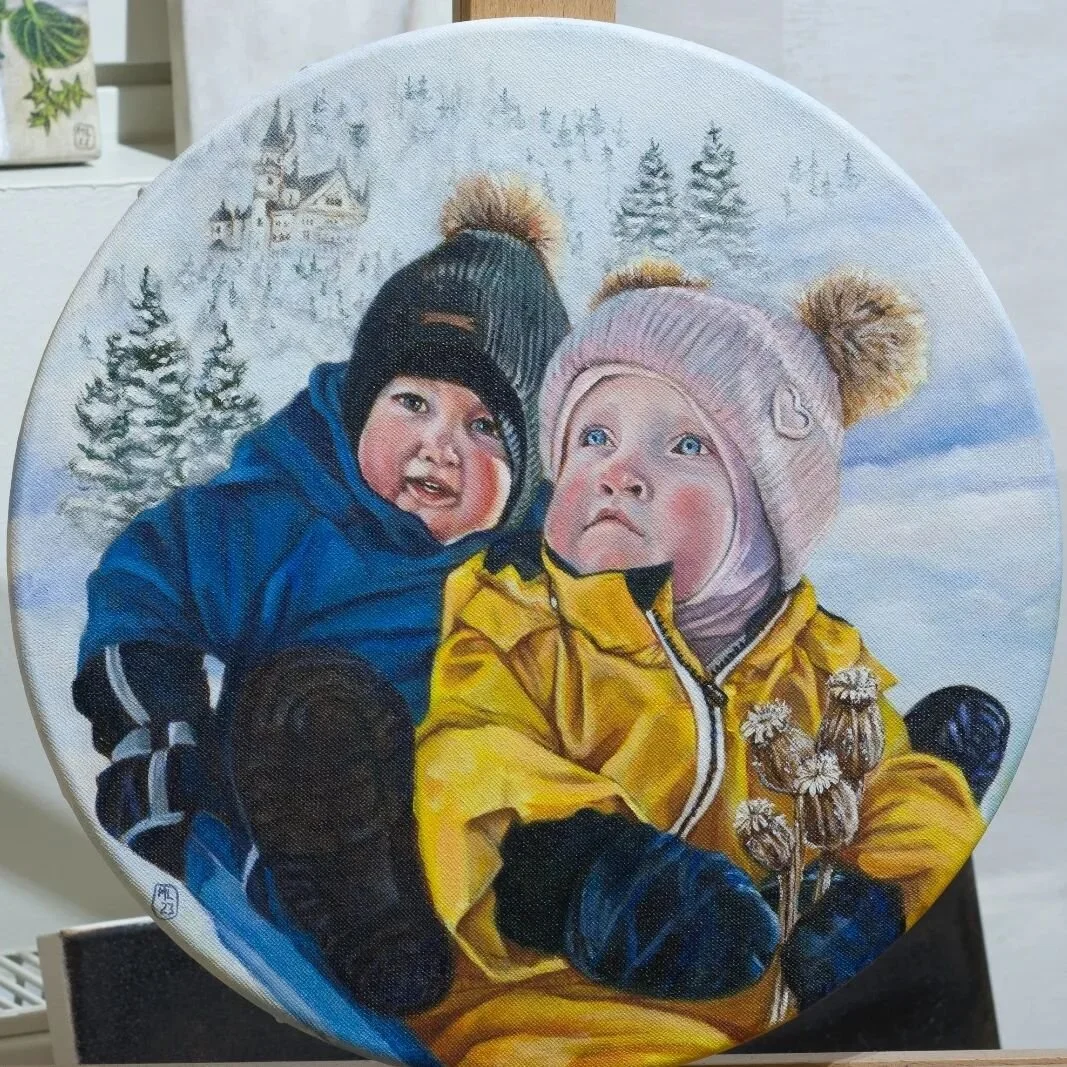 Ratiritiralla / Winter wonderland,
oils on canvas, 30cm, 2023
(Reserved)

🇬🇧

How do you feel about winter? Remember how the frost felt against your cheeks as a child? How you wanted to take that cool shaped snowball back home with you? How every i