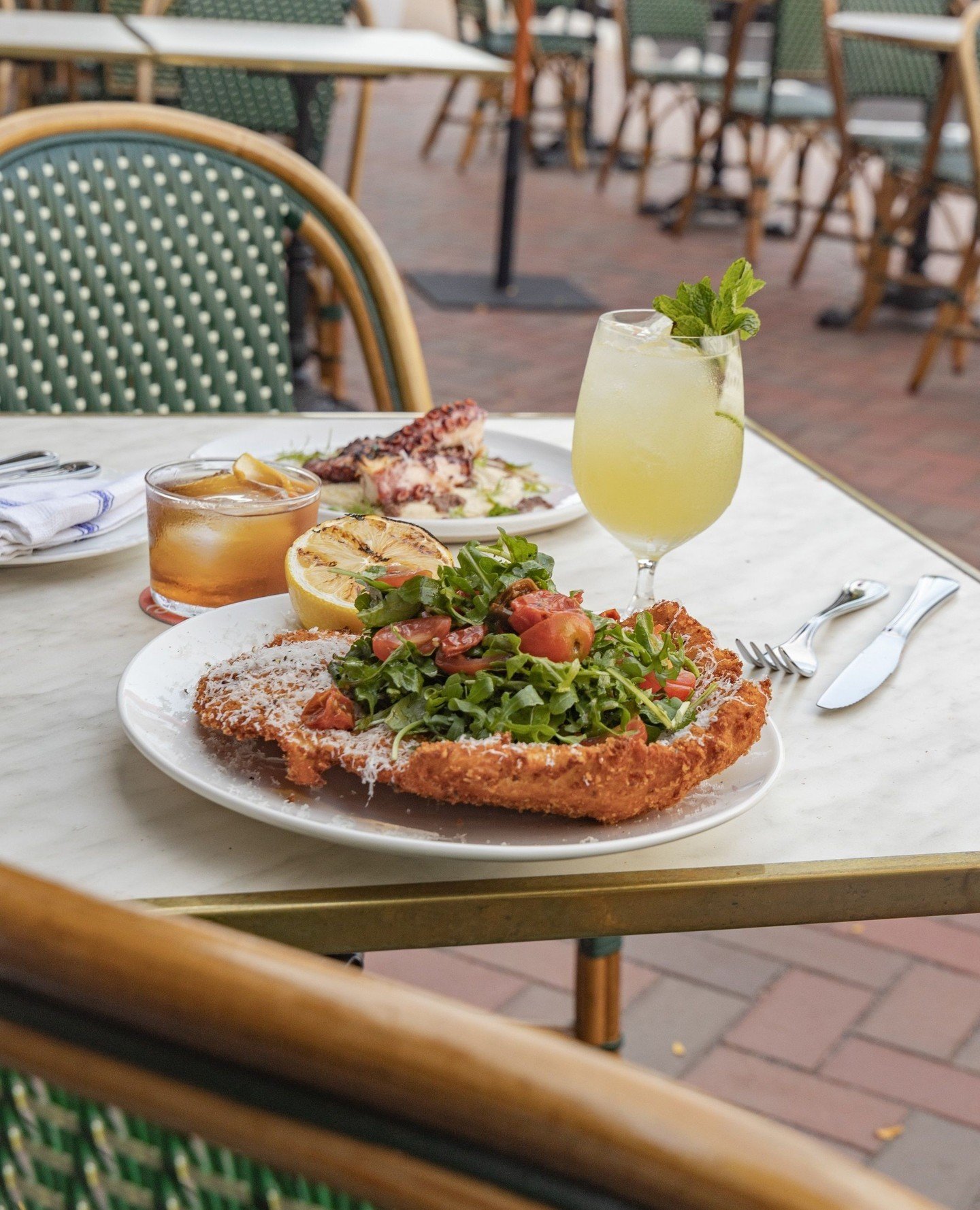 Our favorite way to dine in the springtime &ndash; al fresco style🌷