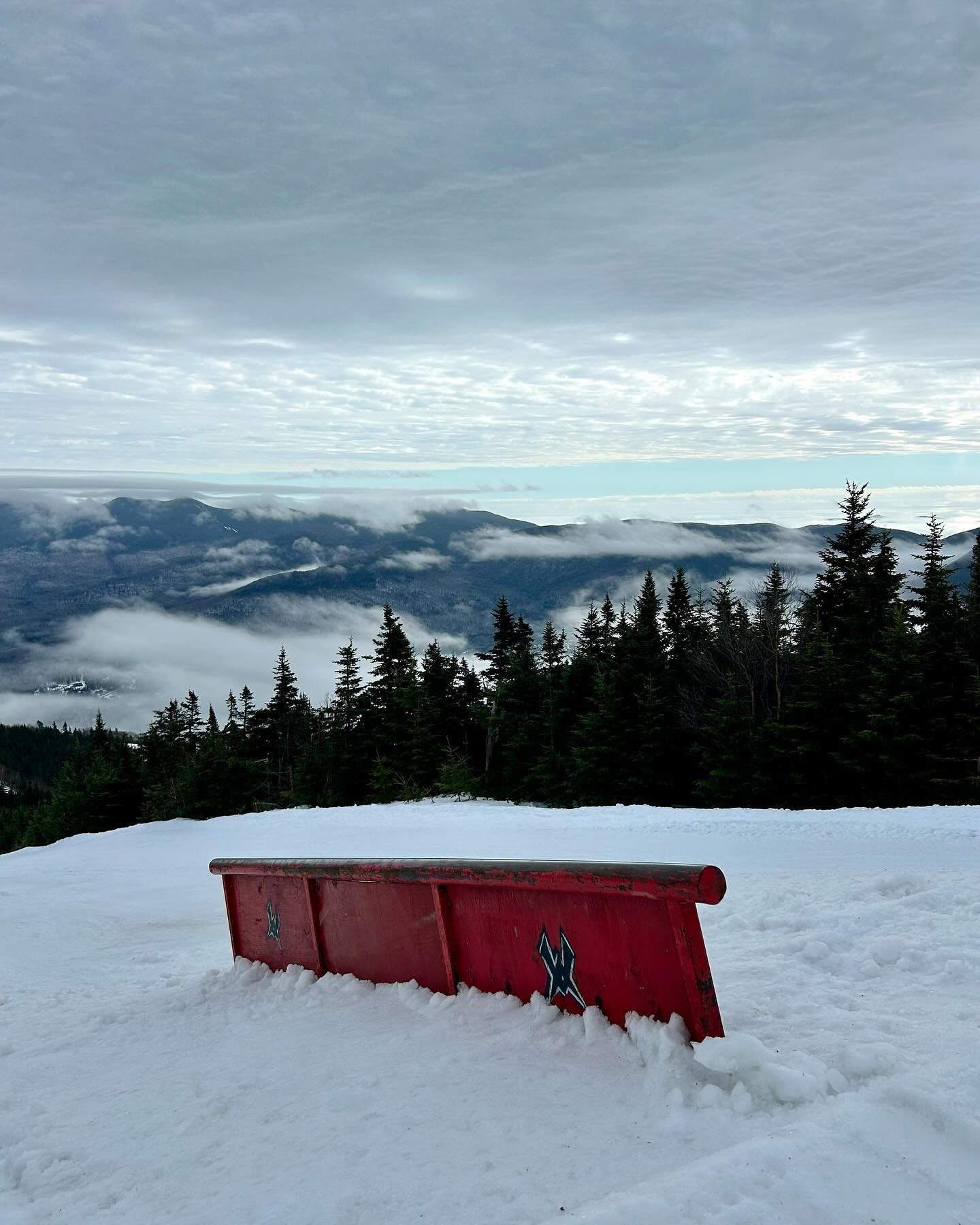 Above the clouds on High Country with a small/medium springtime park! 6 rail features so far with jumps to come soon 🏂