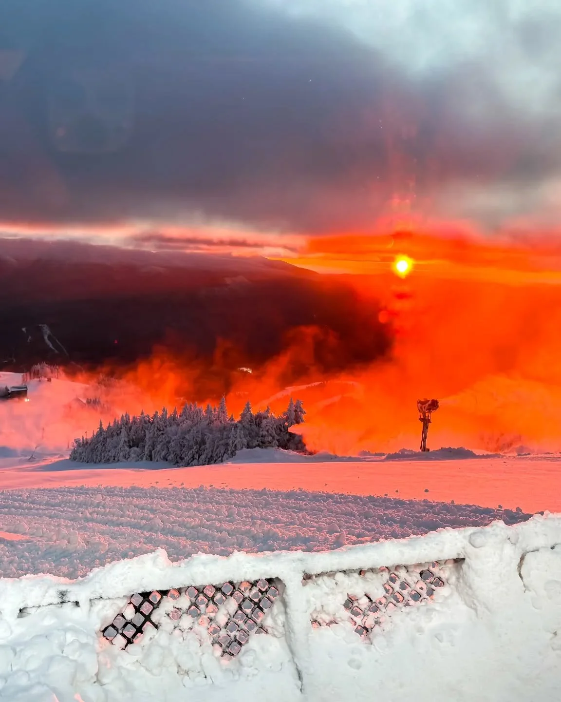 Winter is on the horizon, but up here, snowy summits are already catching the morning light🌅