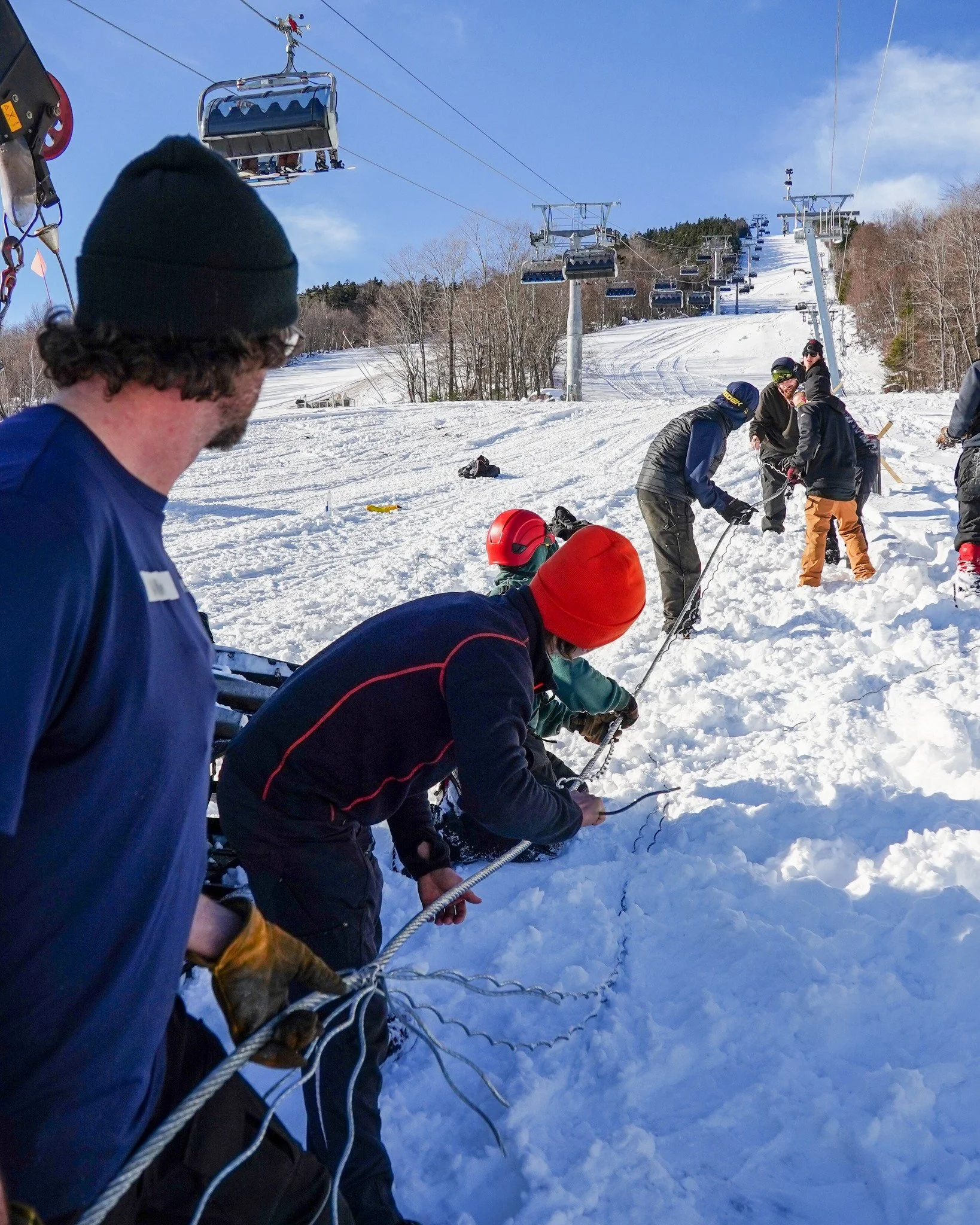 Yesterday was rope splicing day for the brand new Exhibition T-Bar! Precise work, lots of hands, sunny skies, and a huge step forward towards completion 🎿

Today&rsquo;s weather may be warm and wet, but Waterville is staying solid thanks to nearly 2