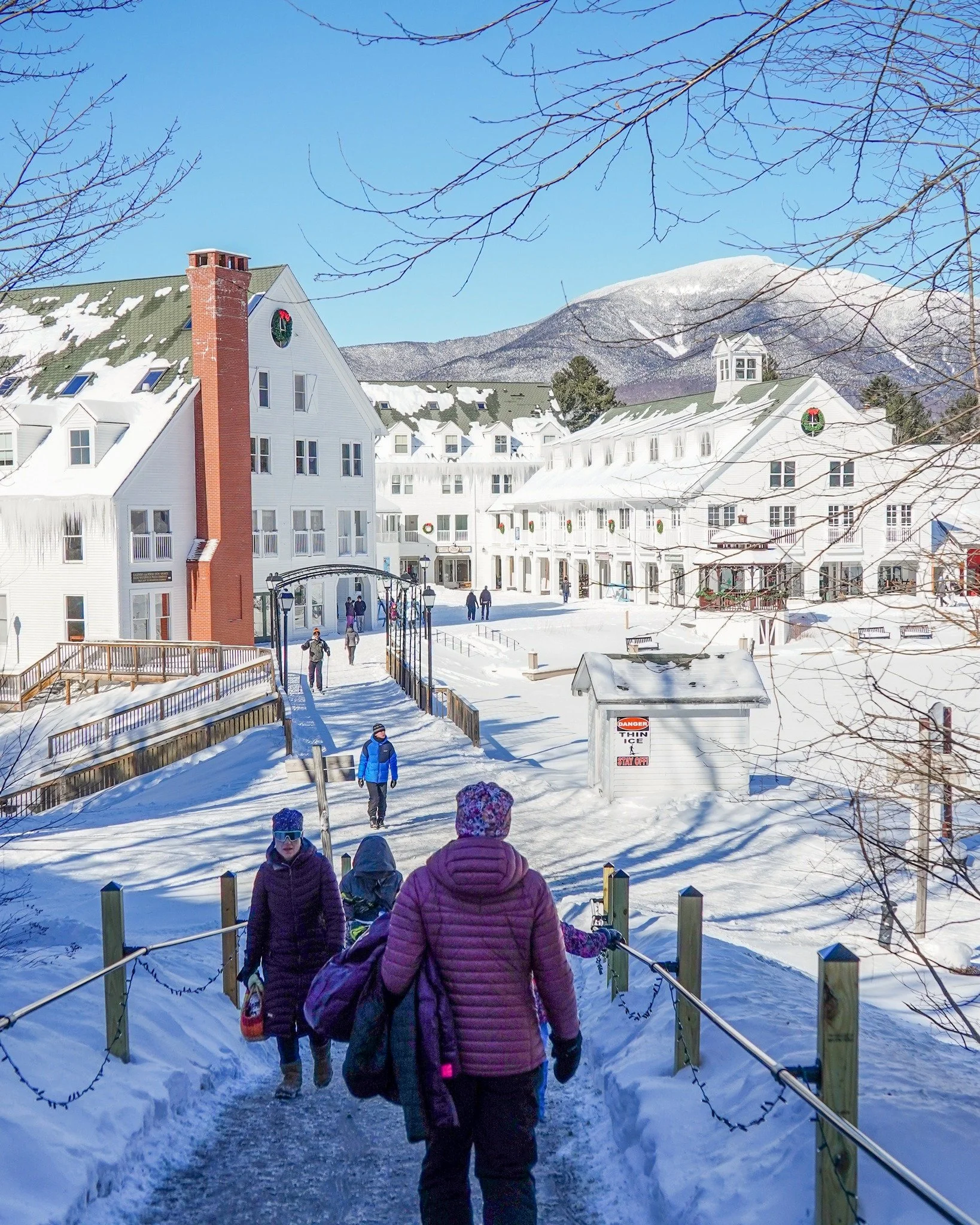 The valley floor is in its element right now ❄️ Nice snow, fast nordic tracks, arcade &amp; bowling at Waterville Alley, and apr&egrave;s &amp; sports simulators at The Loft!