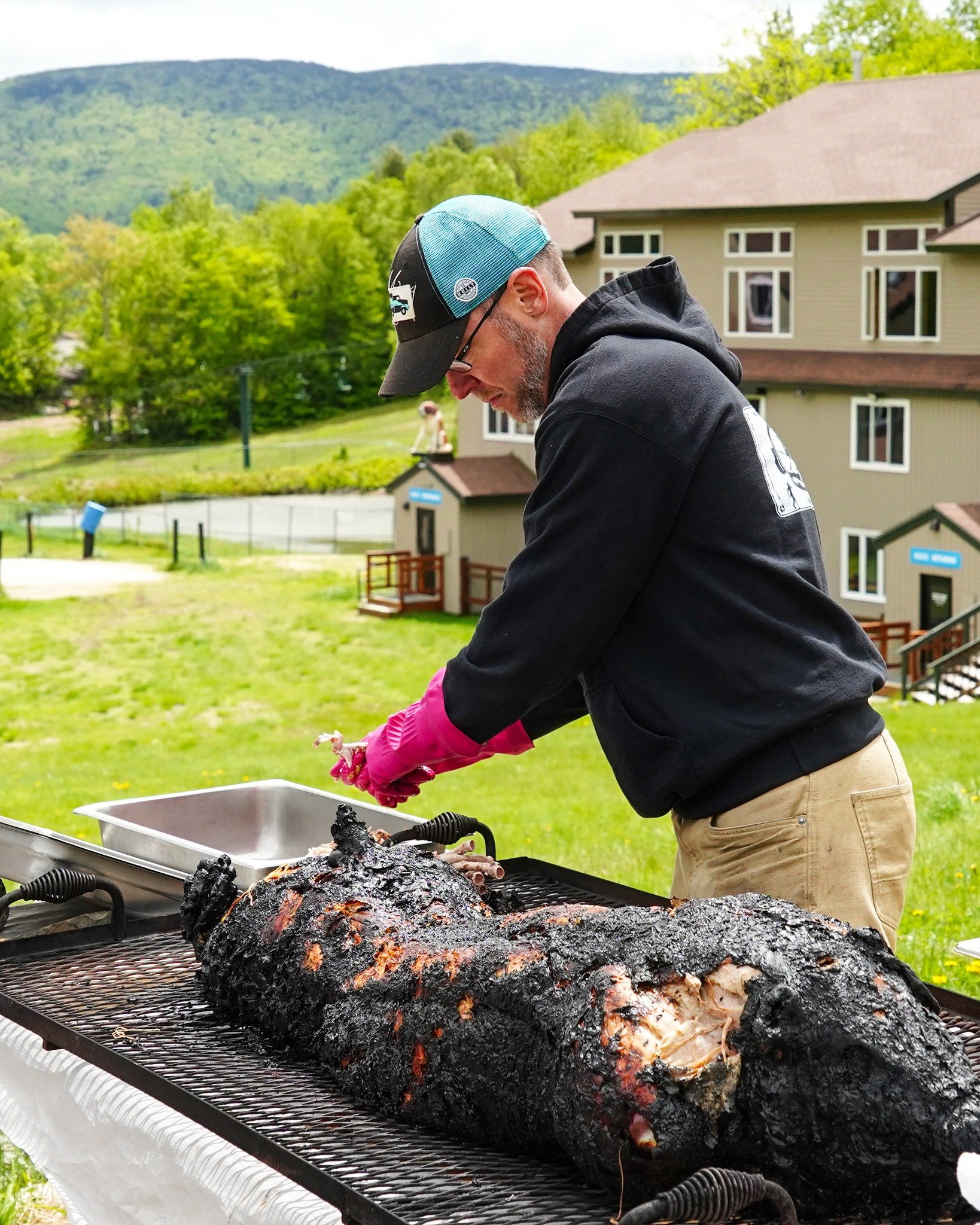 Long weekend plans? We&rsquo;ve got a few ideas 👀

⛰️ Mountain Clean-Up &amp; Pig Roast
🍲 36th Annual Chowderfest
🎶 Live music in Town Square
🦉 Animal Encounter Series
🎯 Bingo Night at The Loft

Memorial Day Weekend is almost here - check out ou