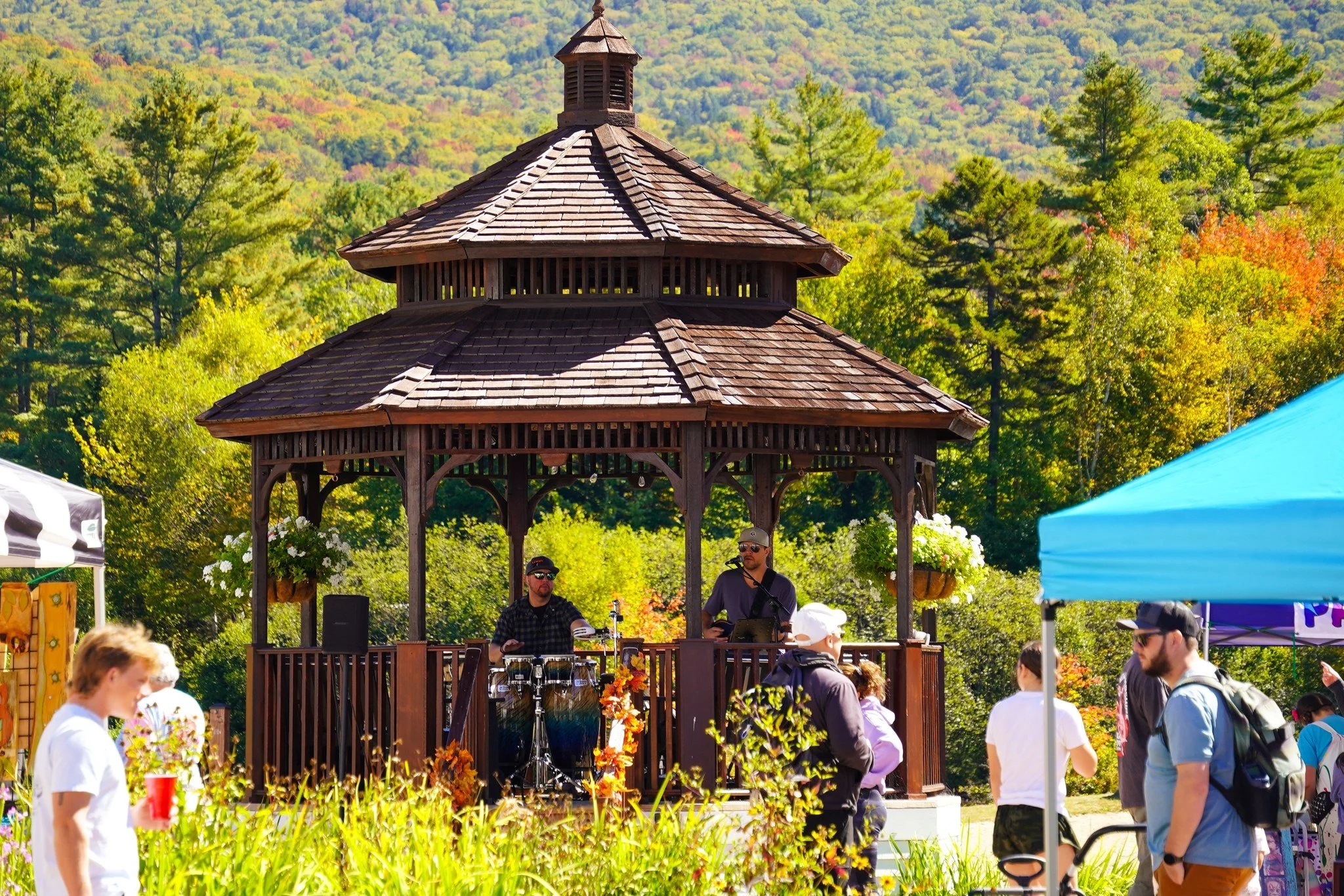 Fall is kicking off in the White Mountains 🍁⛰️

We&rsquo;re just one week away from a full weekend in Waterville Valley, featuring two big events:

🍁 NH Harvest Festival | Sept. 19
Shop local crafts and farm-fresh goods, meet live animals, enjoy mu
