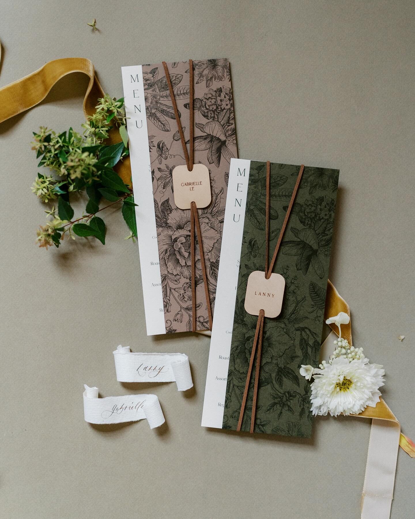 You would never know these colors were for meal indicators. We&rsquo;re all about a subtle meal indicator ✨ menu covers for meals and leather tags for place cards @caitie.hanrahan @mtwashingtonmilldyehouse @sarandonsmithphoto @katecampbellfloral @hon