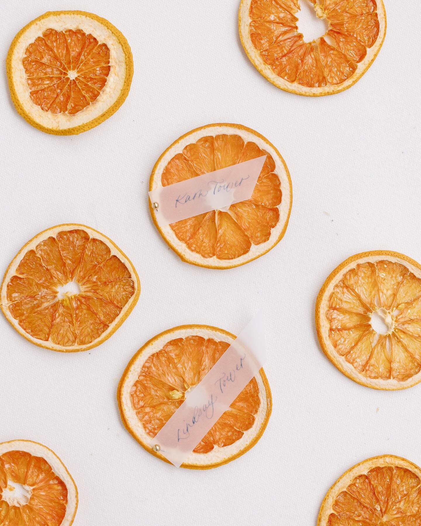 Featured on @caratsandcake &hearts;️ a little preview of summer on this rainy day. Orange crush anyone? 
Planning and Design ||@socialgracesevents
Photography I|@sidneyleighphoto
Venue Il@annapolishotel@annapolis_weddings
Rentals || @whitegloverental