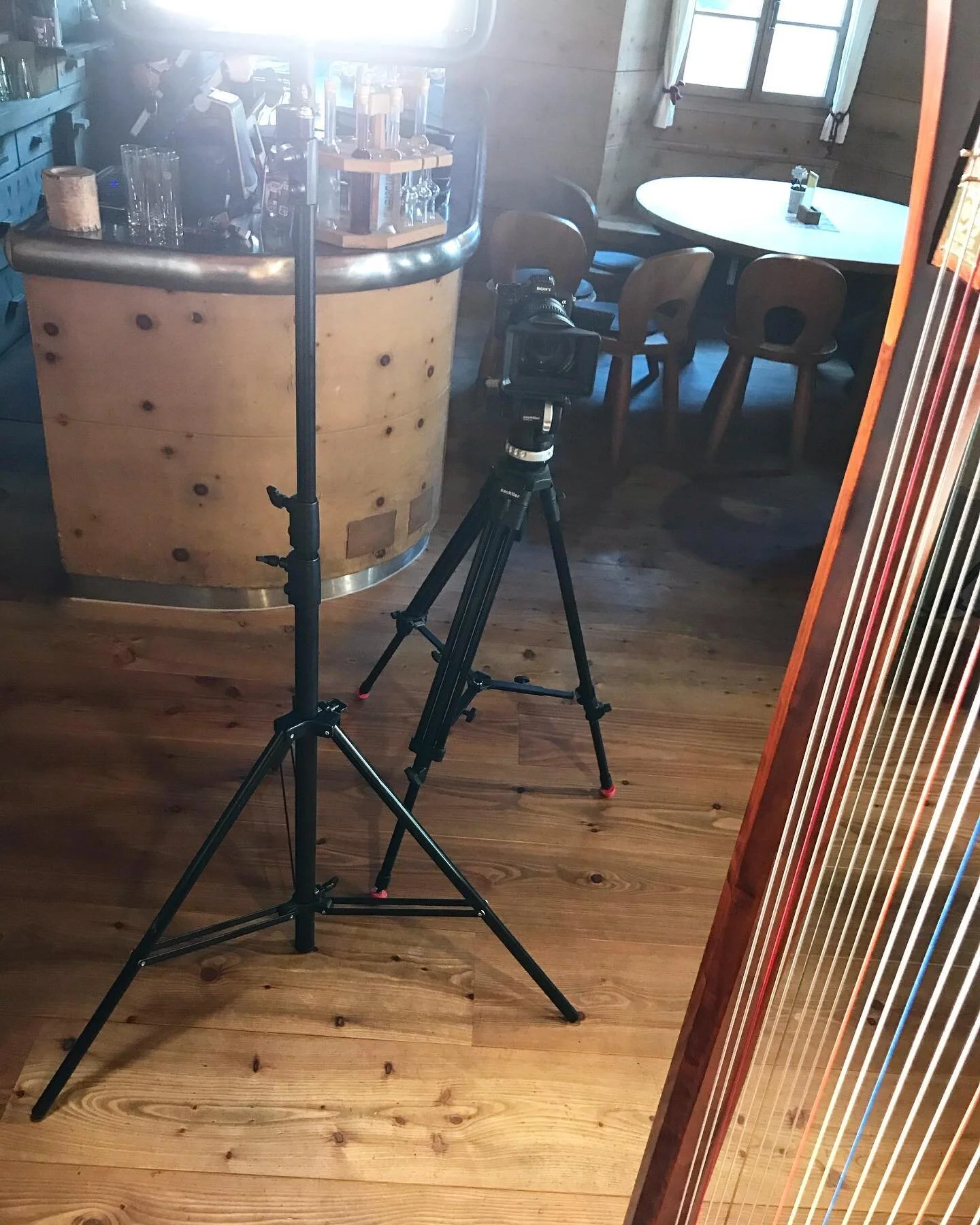 &sbquo;Uuuuund bitte.&lsquo; - mein Satz des Tages 😅🎥 🎶 Drehtag im &Ouml;tztal f&uuml;r eine Volksmusiksendung. Infos &uuml;ber die Ausstrahlung coming soon. 
#dankbar #volksmusikliebe #lifeofaharpist