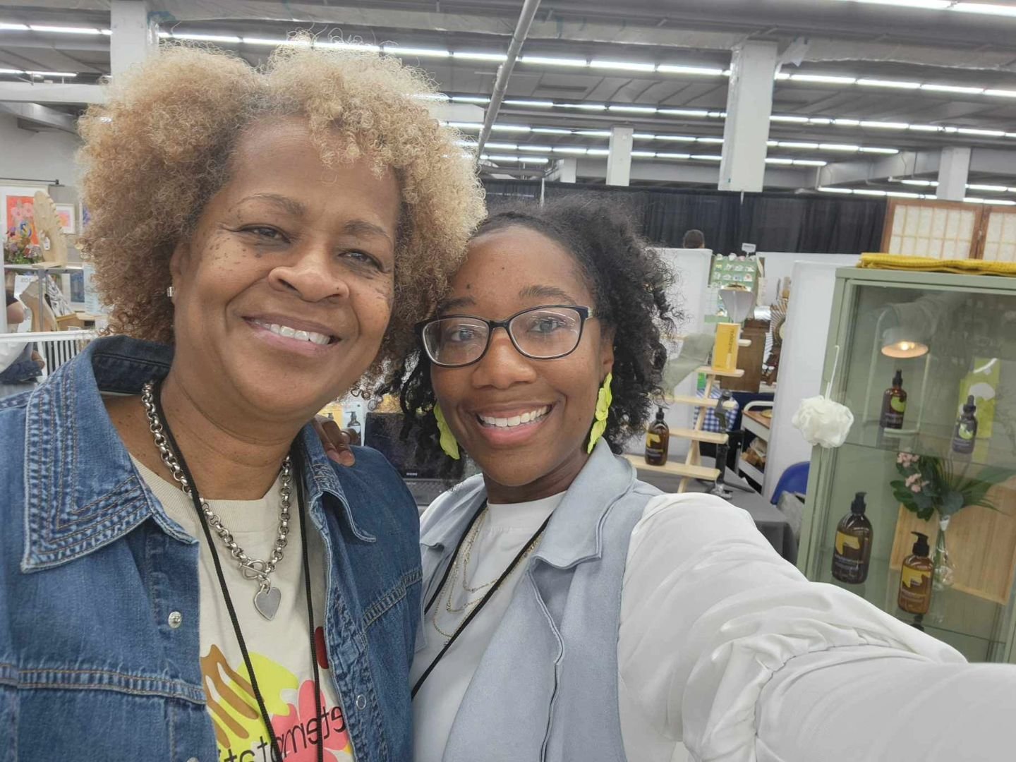 There's NOTHING like A Mama's Love!

And what a pleasure it was to share my MOMMY with Portland, and Portland with my MOMMY ✨️💕!

We had a blast at @uniquemarkets, sharing the news about Endocrine-Safe Hair Care, connecting &amp; networking with new