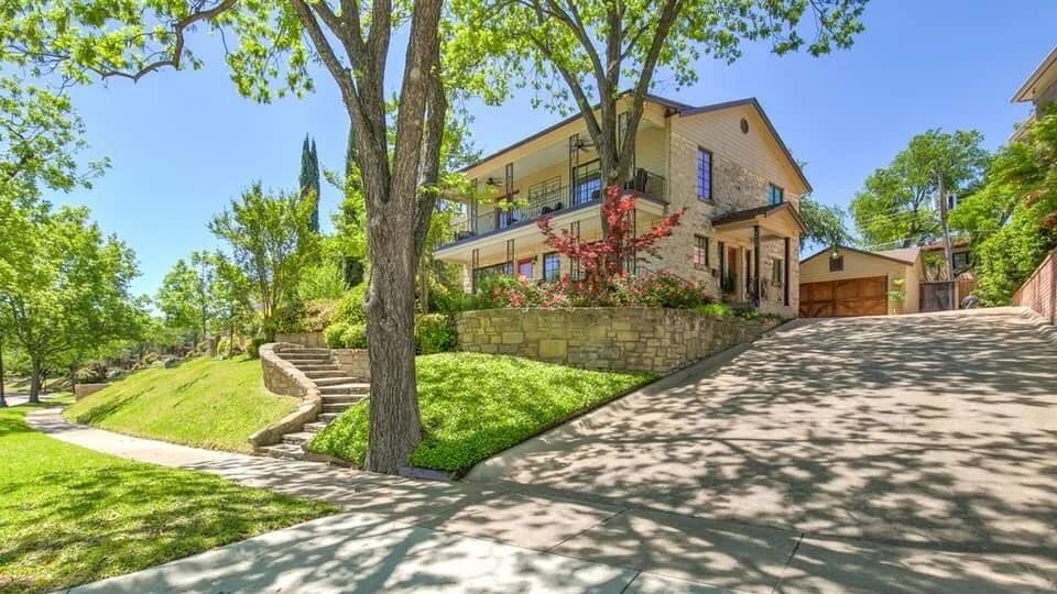 BEFORE - FRONT OF HOUSE