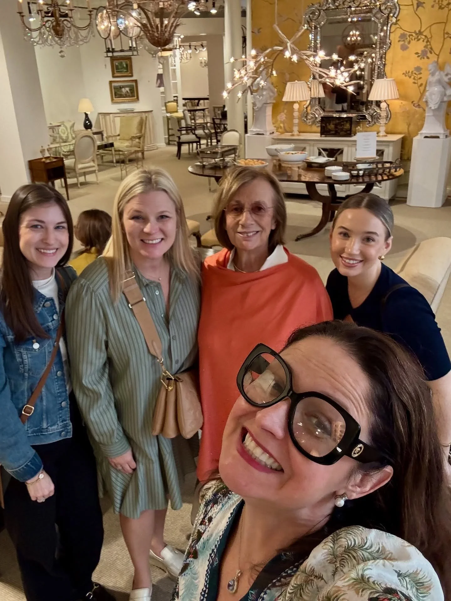 It was so wonderful to see @ninacampbellltd at the @ainsworthnoah showroom today for her talk with the @icaasoutheast chapter! 💛