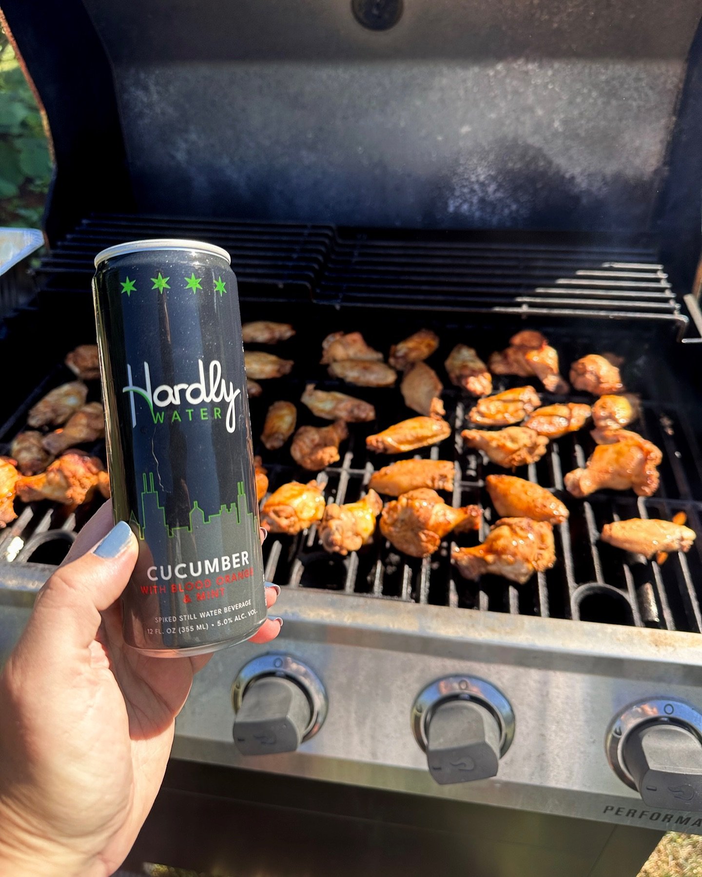 Grill masters, it&rsquo;s your day! Join us in celebrating National BBQ Day with @Hardlywater - the ultimate secret ingredient and flavor sidekick! 😉🍗

#nationalbbqday #grillandchill #hardlywater #chicagobeverage #grillm&aacute;ster #notaseltzer