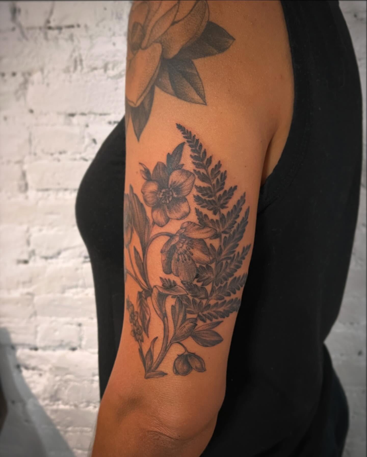 I&rsquo;m like 4yrs behind on posting to my feed but have a bunch of favorites I didn&rsquo;t put up here in a timely manner, more to come&hellip;here&rsquo;s one on horticulturalist Jenny #ferns #hellebores and little forget-me-nots 

 #flowersforev