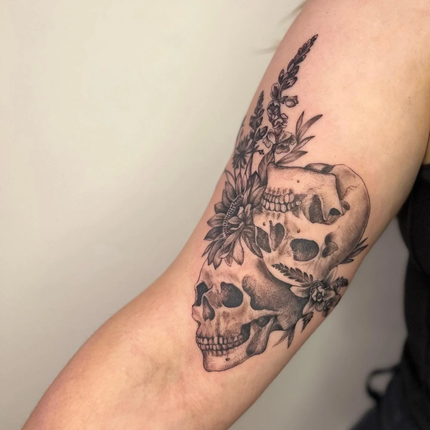 Double skulls with florals for Claire @claireanderski thank you as always for your trust in this! Made @moonrise.tattoo a bit earlier this year. 💚🌿

#botanicaltattoo #floraltattoo #orchidtattoo #snapdragontattoo #cornflowertattoo #sunflowertattoo #