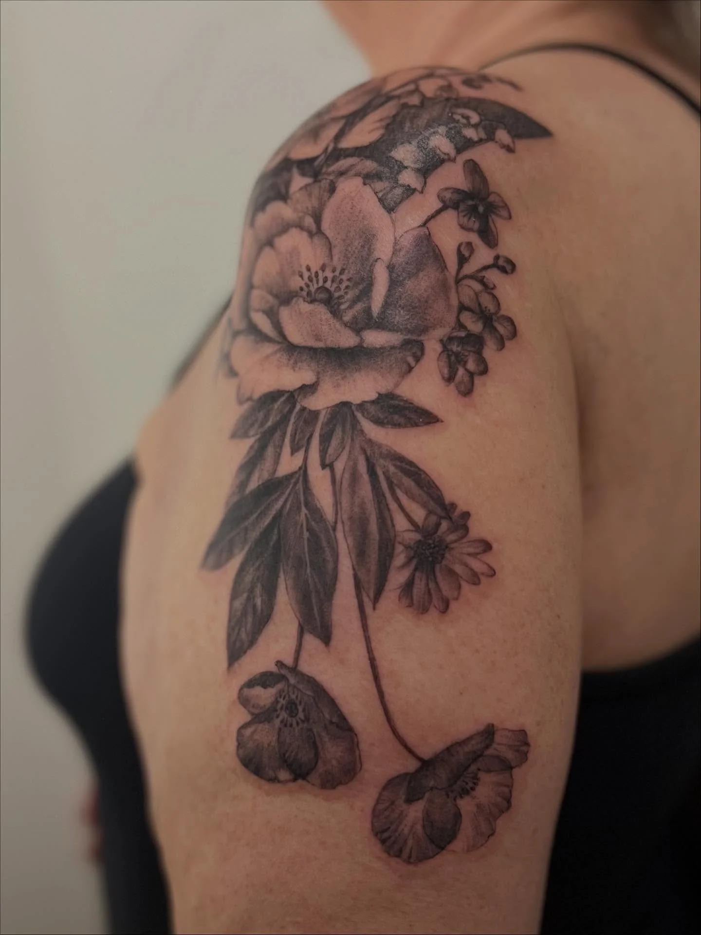A fall favorite&hellip;Family flowers for Mary Beth.

#botanicaltattoo #floraltattoo #peonytattoo #flowertattoo #finelinetattoo #etchingtattoo #blackworktattoo #blxckink #brooklyntattoo #bushwick #williamsburgtattoo #bushwicktattoo #nyctattoo  #tatto
