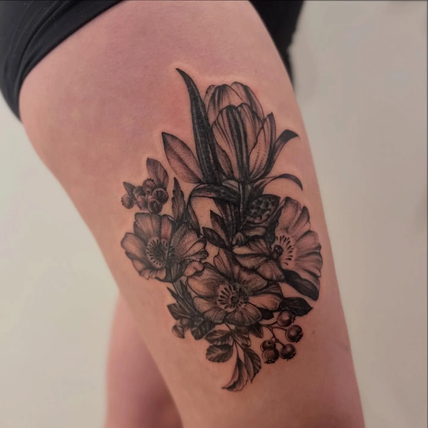 Poppies, tulip, blueberries and wild rose. This was a challenge but lots of fun,
coverup/change up for Isabel&hellip;swipe to see what we covered! 

Made @moonrise.tattoo 

#botanicaltattoo #floraltattoo #rosetattoo #flowertattoo #finelinetattoo #etc