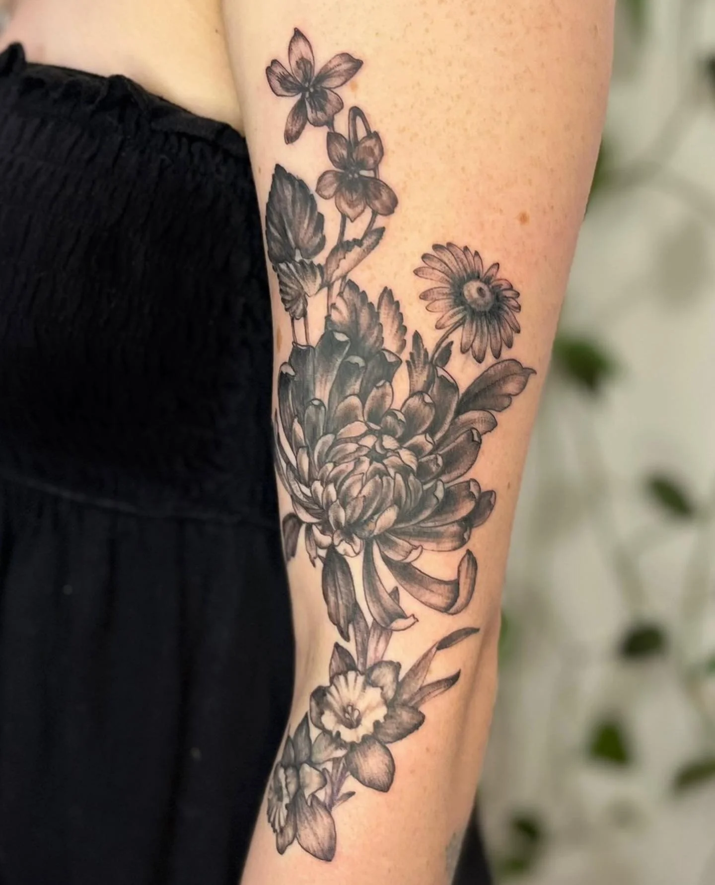 Love doing these multi floral combinations, here&rsquo;s a cover up of *5* tattoos I did for Claire a little while back. 🌿 each flower for each of her family members: chrysanthemum, violet, daisy &amp; daffodil 🌼 swipe through to see the littles th