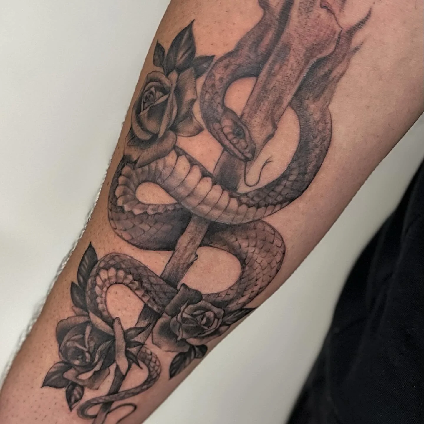 This Rod of Asclepius is almost exactly a year old on @davemahs, swipe to see how softly it&rsquo;s settled in over this year. 🐍💚🌿

#botanicaltattoo #floraltattoo #rosetattoo #rodofasclepiustattoo #snaketattoo #flowertattoo #finelinetattoo #etchin