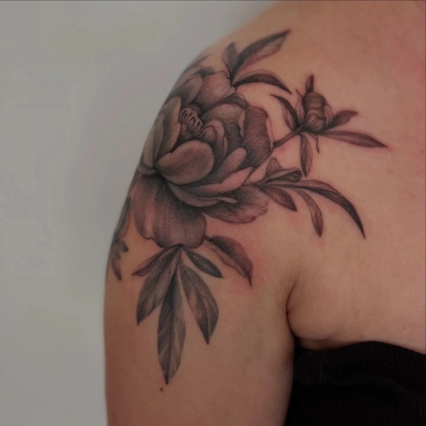Finished up a favorite on Lizzie&hellip;soft peony and ranunculus shoulder piece. 
🌿 #flowersforever 

#peonytattoo #ranunculustattoo #botanicaltattoo #floraltattoo #rosetattoo #flowertattoo #finelinetattoo #etchingtattoo #btattooing #brooklyntattoo