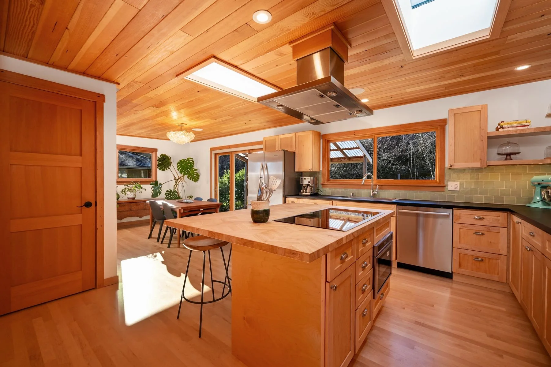 5537 32nd Ave S, Seattle, WA