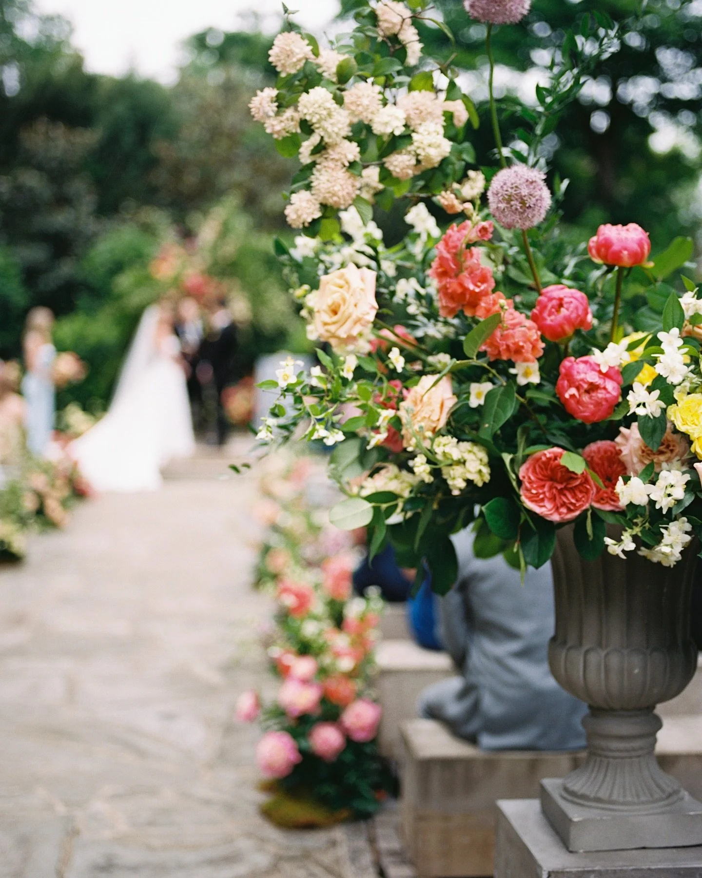 Floral eye candy🍬✨🍭
Design and Planning: @weventsco
Venue: @bellemeadeevents
Catering: @cleanplatenash
Floral: @the_florista_
Alcohol: @frugalmacdoogal
Table Top Rentals: @westerarentals
Staging Rentals: @curated