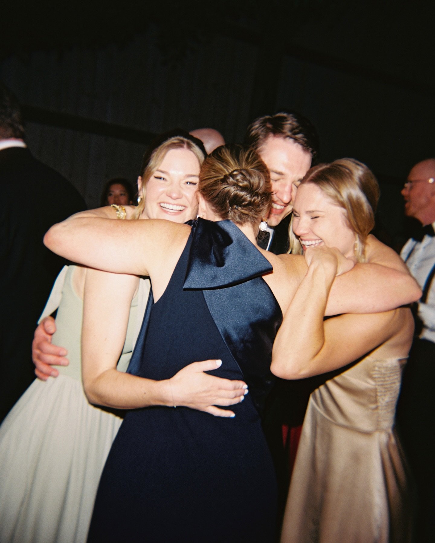 Surrounded by their family and friends, married upstate 🍂
@callicoonhills @thefarmhouseflowerco @hsmithandco