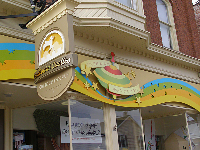 A toy store that became a destination for those seeking quality, heirloom toys. The spinning top and vintage palette were designed to appeal to the child in all of us—especially those wishing to pass on the nostalgia of their own childhood to the nex