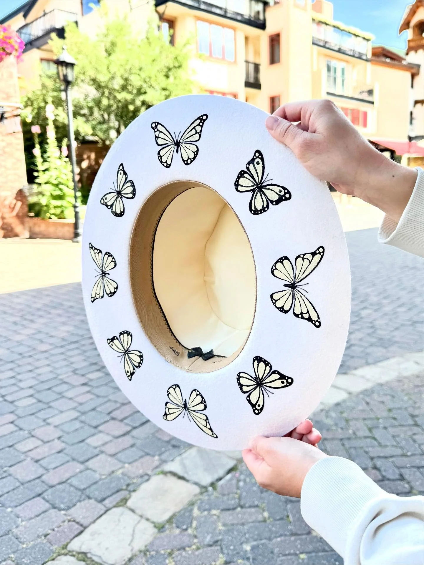 &mdash;&mdash;&mdash;
C U S T O M 🦋
&mdash;&mdash;&mdash;
A moment for this beauty. This crisp ivory wool felt rancher features a full circle of hand-painted butterflies fluttering across the under brim and a soft matching hat band up top. It&rsquo;
