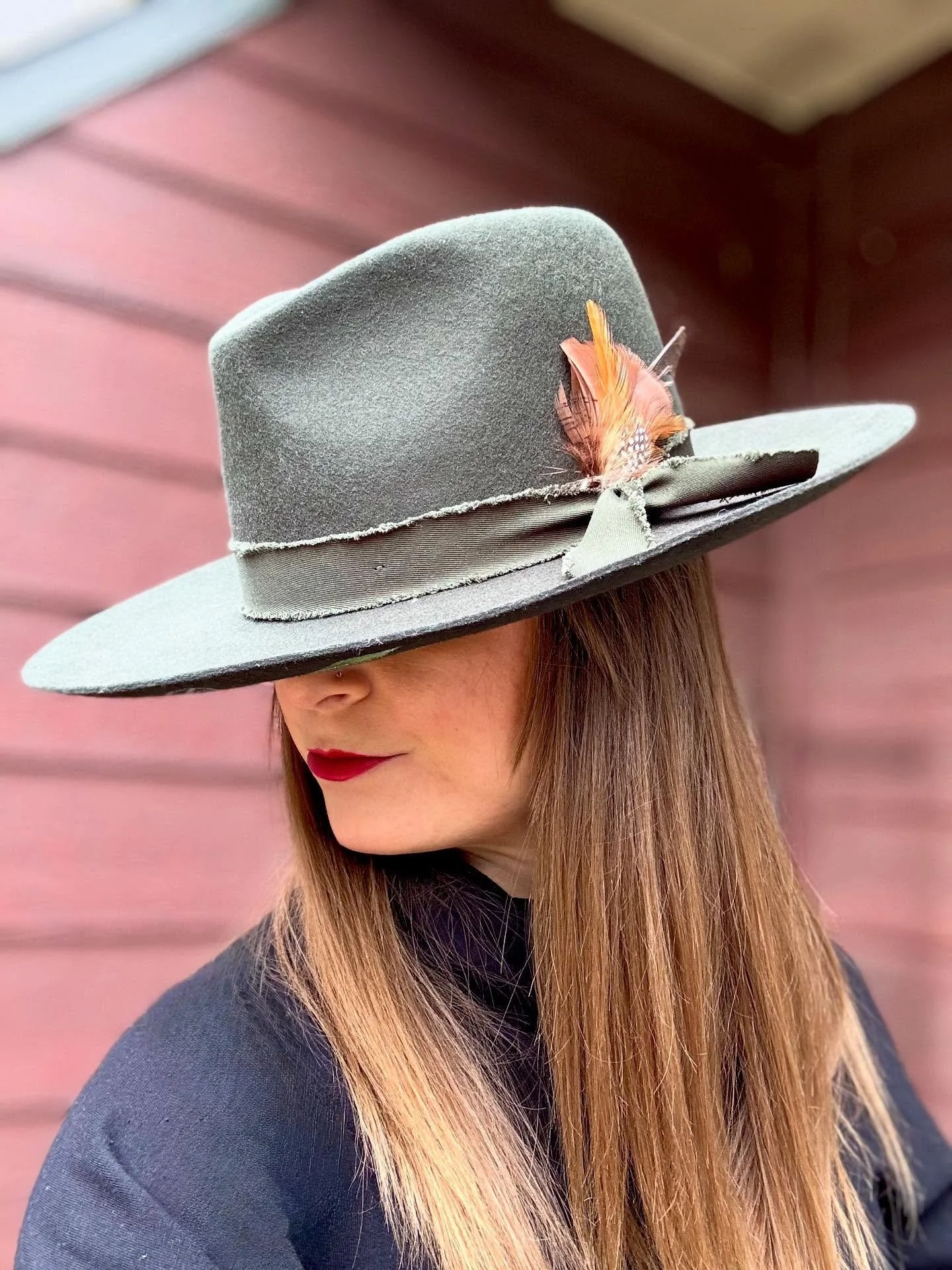 &mdash;&mdash;&mdash;
L E T  I T  B E E 🐝
&mdash;&mdash;&mdash;
A little buzz of nature&mdash;hand-painted with a bumble bee and blooming garden beneath the brim. A stiff olive green wool felt panama that brings a touch of sweetness to every adventu