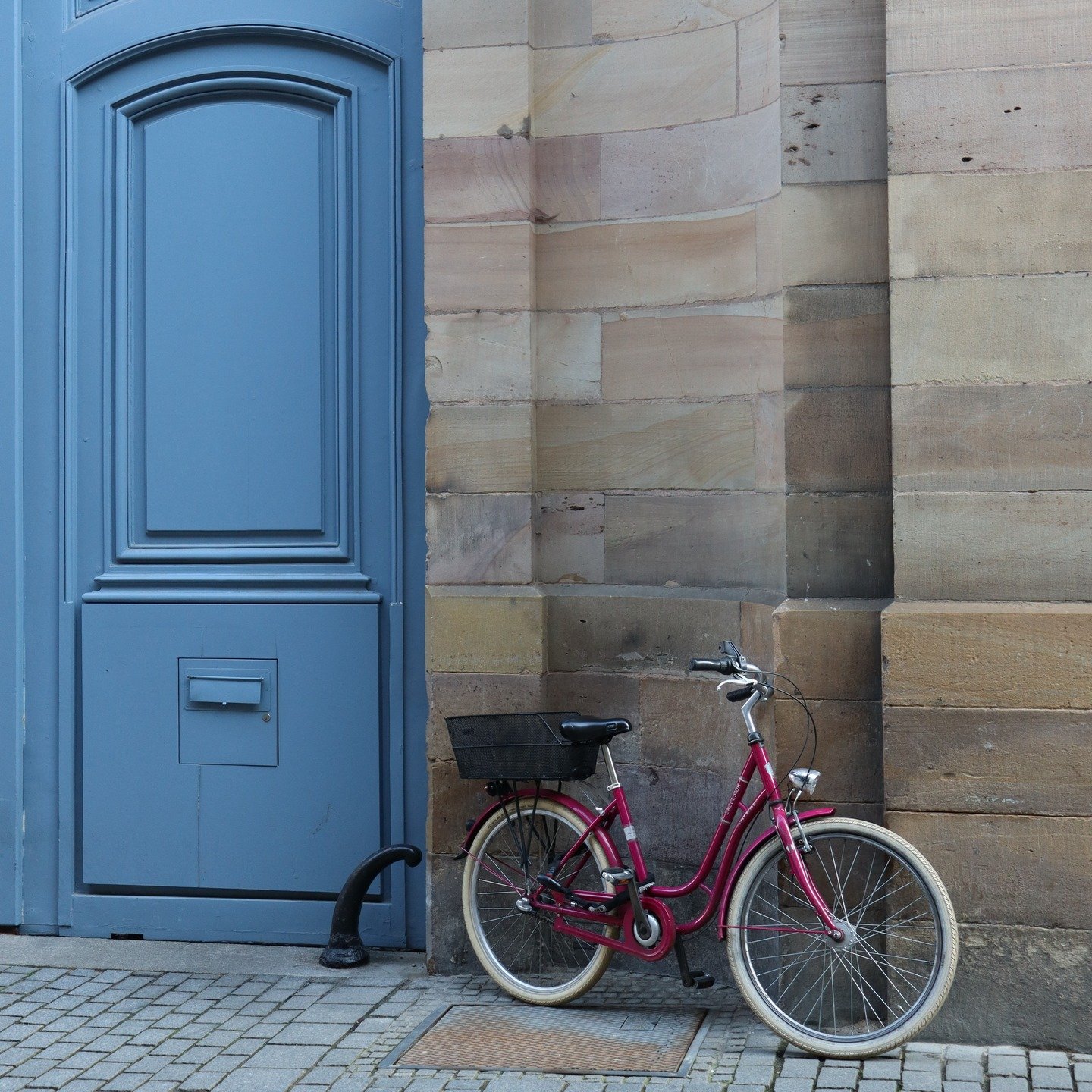 Look at this blue and dark magenta combo... against the beautiful pink sandstone of the Strasbourg Cathedral, quarried from the Vosges Mountains.

Taken on my &ldquo;colour walk&rdquo; in March.

.
.
.
#colourwalk #urbancolours #colourblue #magenta #