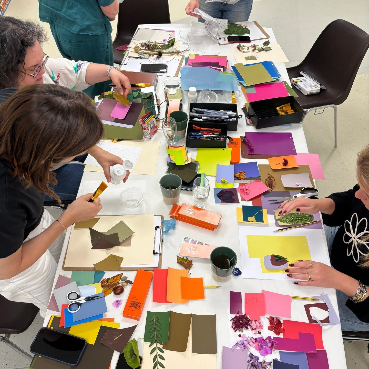 Last weekend, I had the privilege of taking a group of workshop participants from all walks of life on a colour walk through the windy&nbsp;streets of Brussels and the Brussels Botanical Garden.&nbsp;

We explored walking as a creative (art) practice