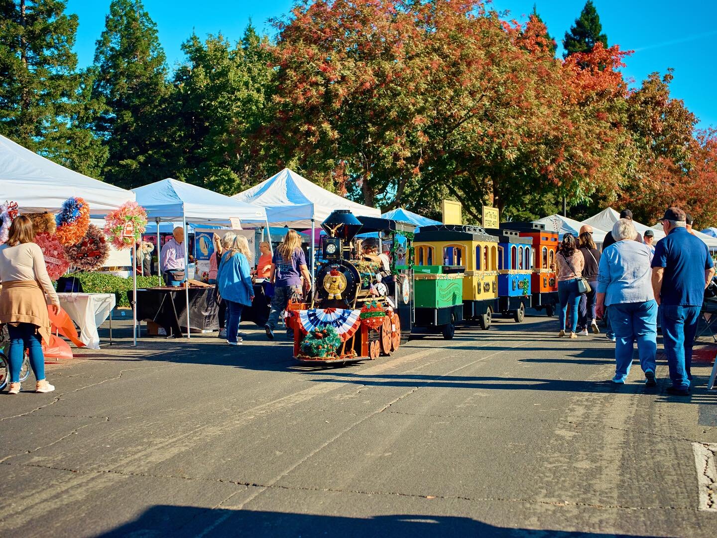 Last chance to experience the Very Merry Craft Fair! Today til 3PM at 1000 Ulatis Drive in Vacaville #craftfair #train #vendor #vacaville