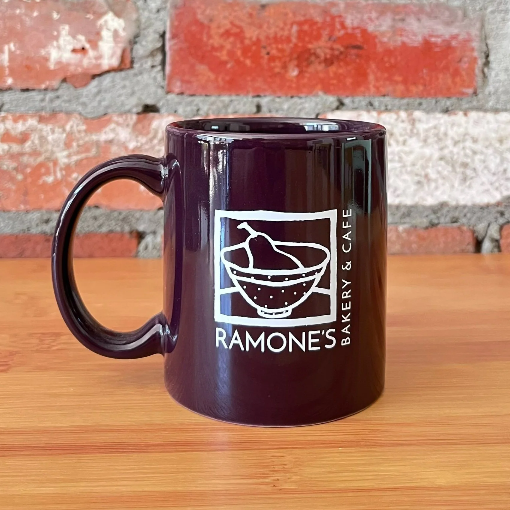Classic mug with Ramone's logo in plum color